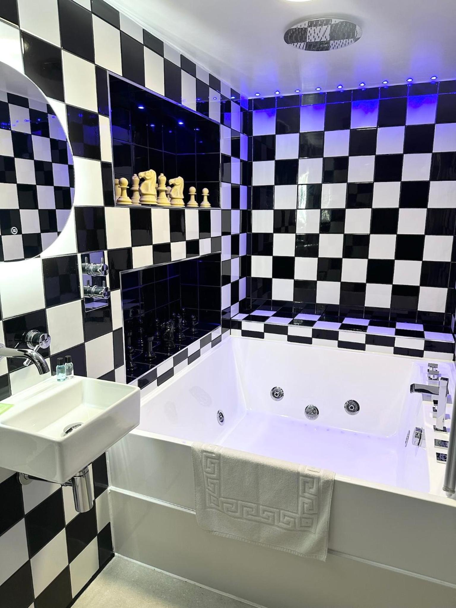 The Board Games Apartments - Brought to you by Coastline Retreats - Themed town centre apartments ALL WITH LUXURY 2 PERSON JACUZZI BATHS - 5 mins walk to t