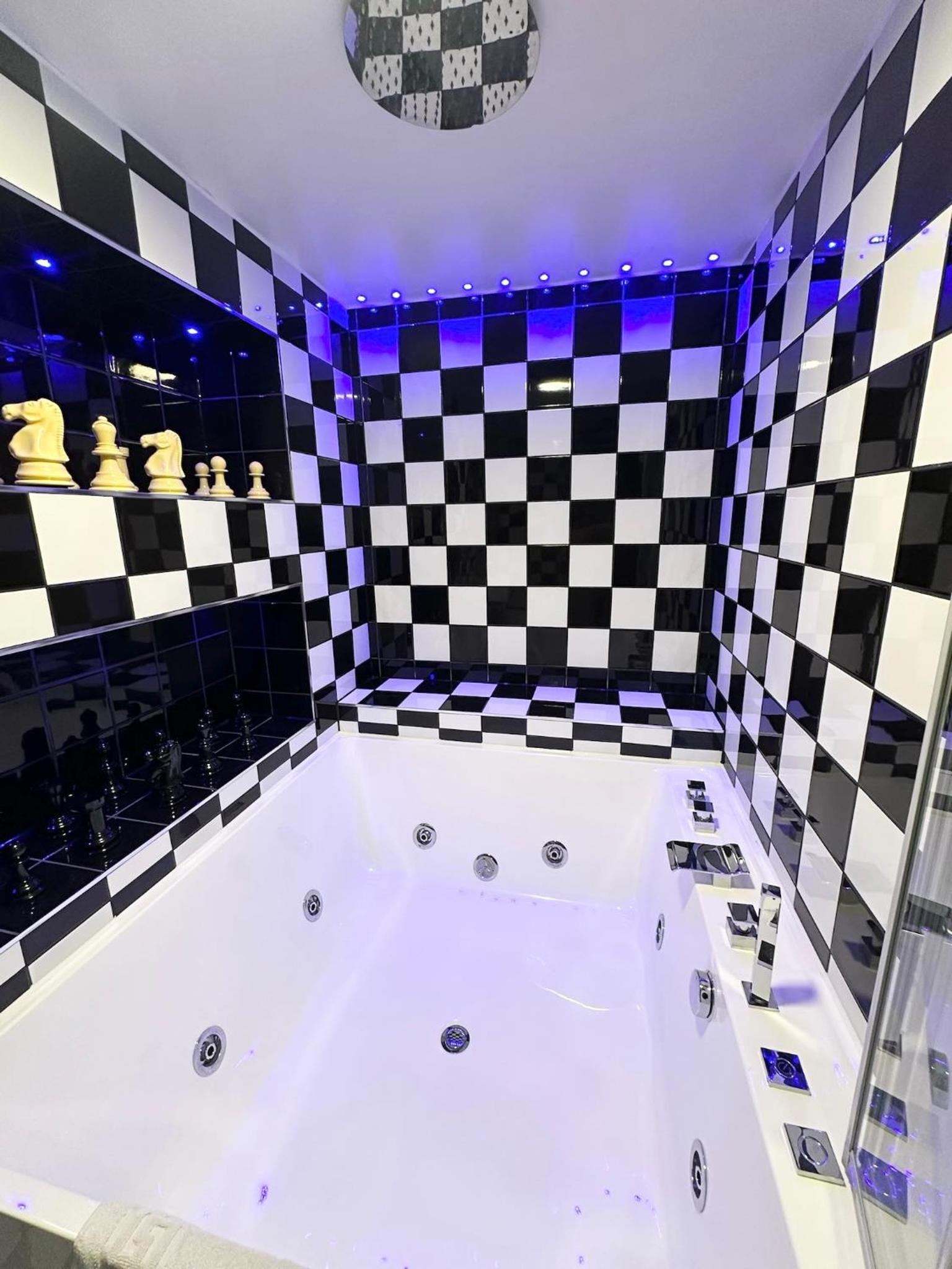 The Board Games Apartments - Brought to you by Coastline Retreats - Themed town centre apartments ALL WITH LUXURY 2 PERSON JACUZZI BATHS - 5 mins walk to t