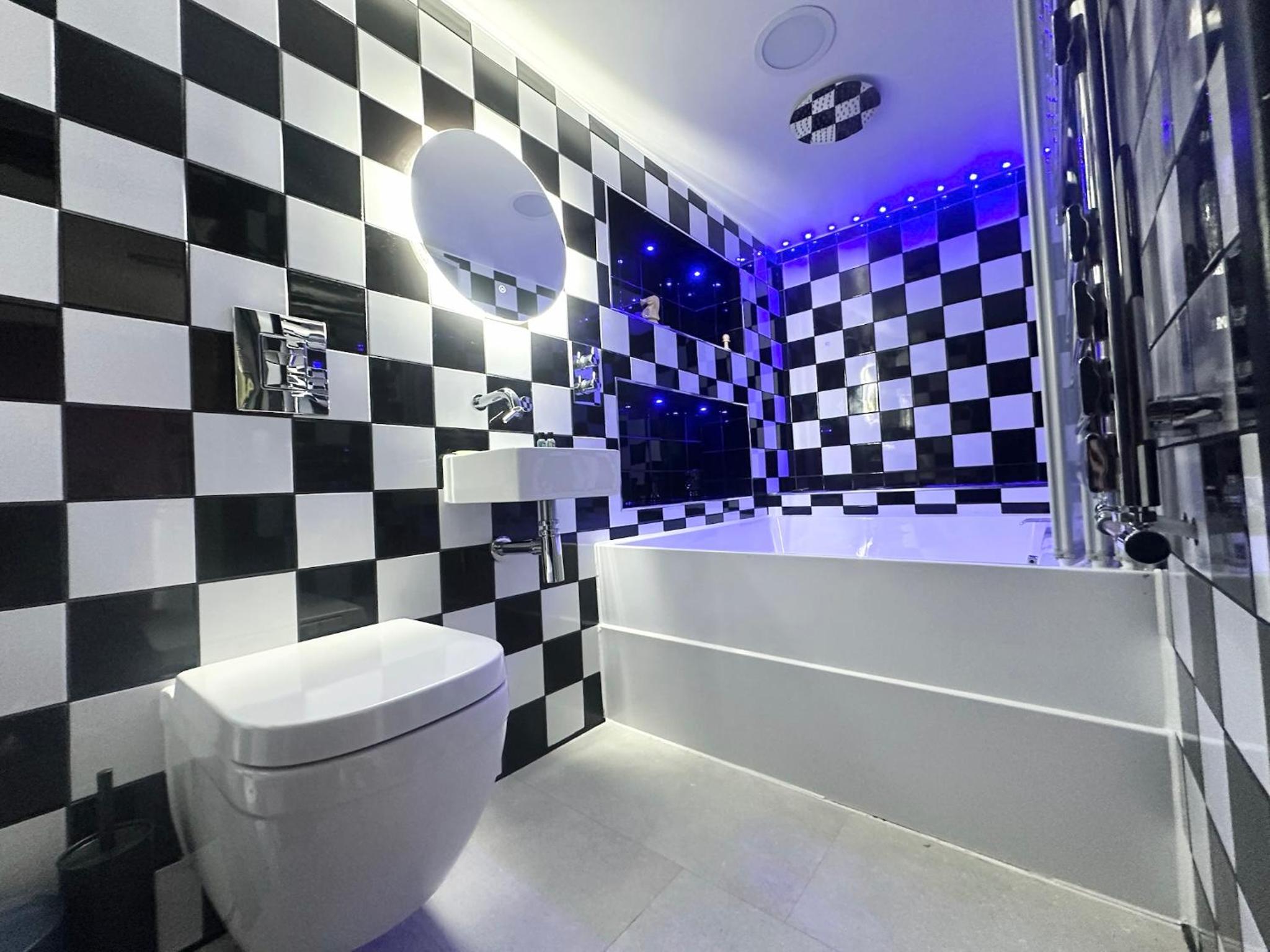 The Board Games Apartments - Brought to you by Coastline Retreats - Themed town centre apartments ALL WITH LUXURY 2 PERSON JACUZZI BATHS - 5 mins walk to t