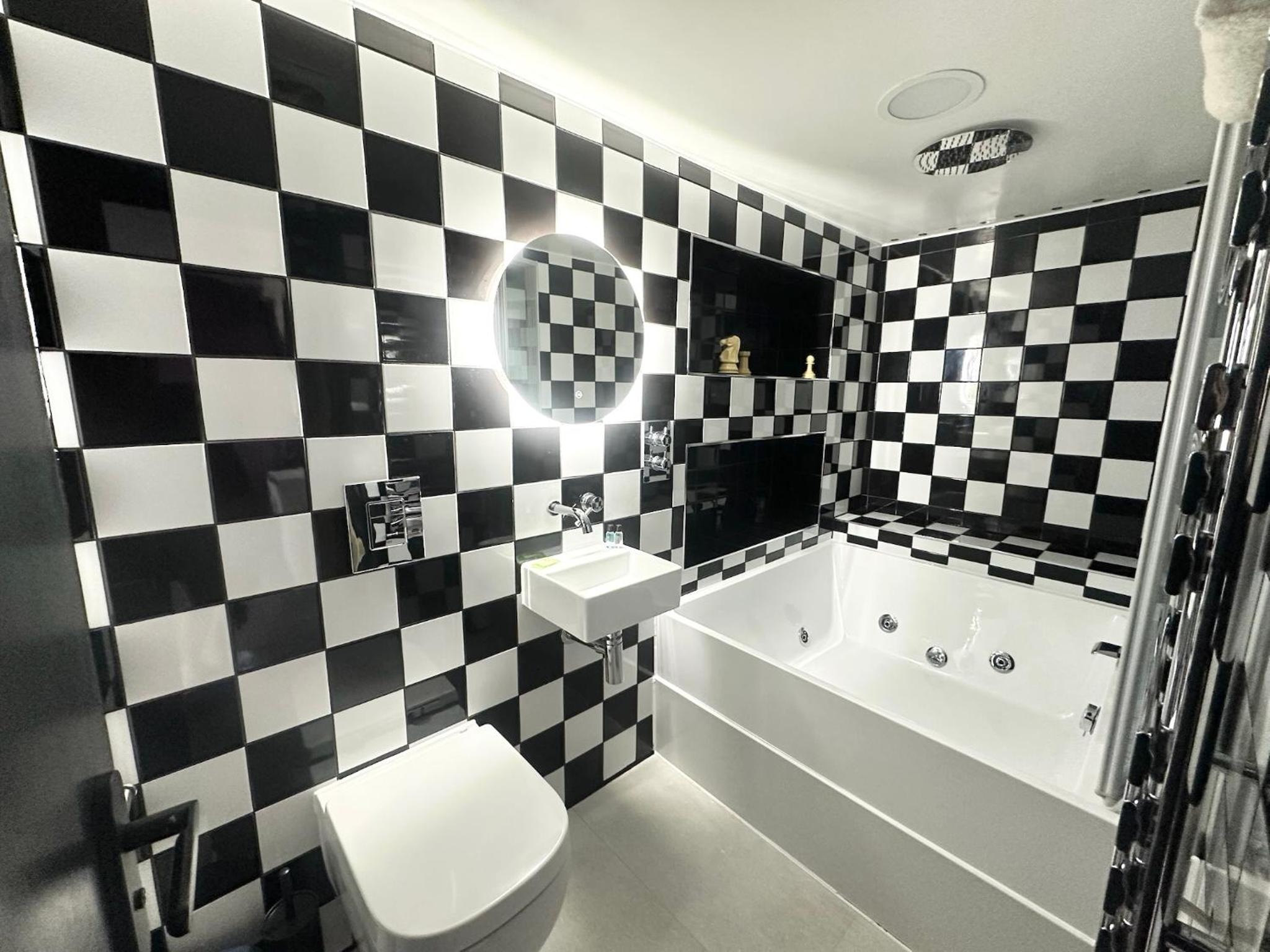 The Board Games Apartments - Brought to you by Coastline Retreats - Themed town centre apartments ALL WITH LUXURY 2 PERSON JACUZZI BATHS - 5 mins walk to t