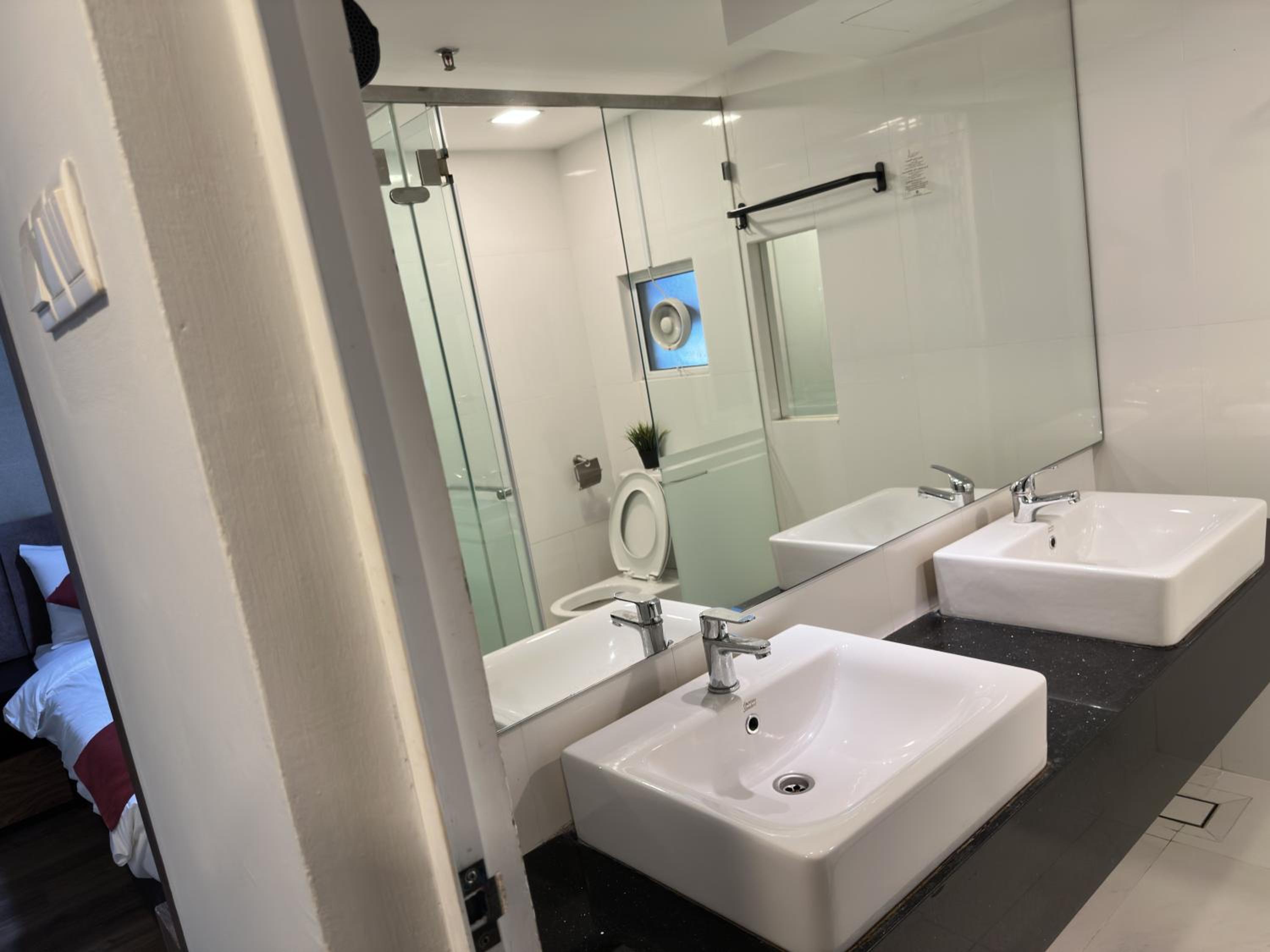 Seaview 2BR Duplex at Maritime Georgetown with Pool & Gym 73A