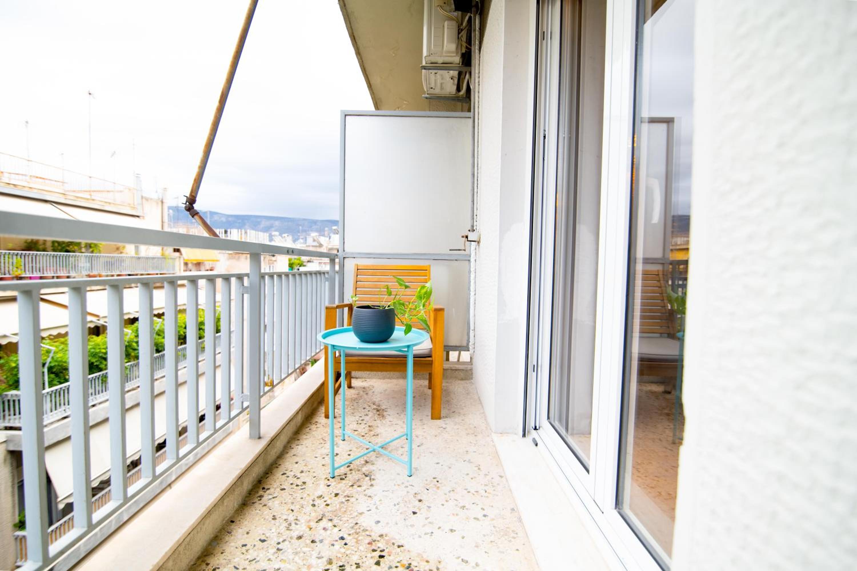 The Parthenon Porch for Familys & Groups , 4BR !