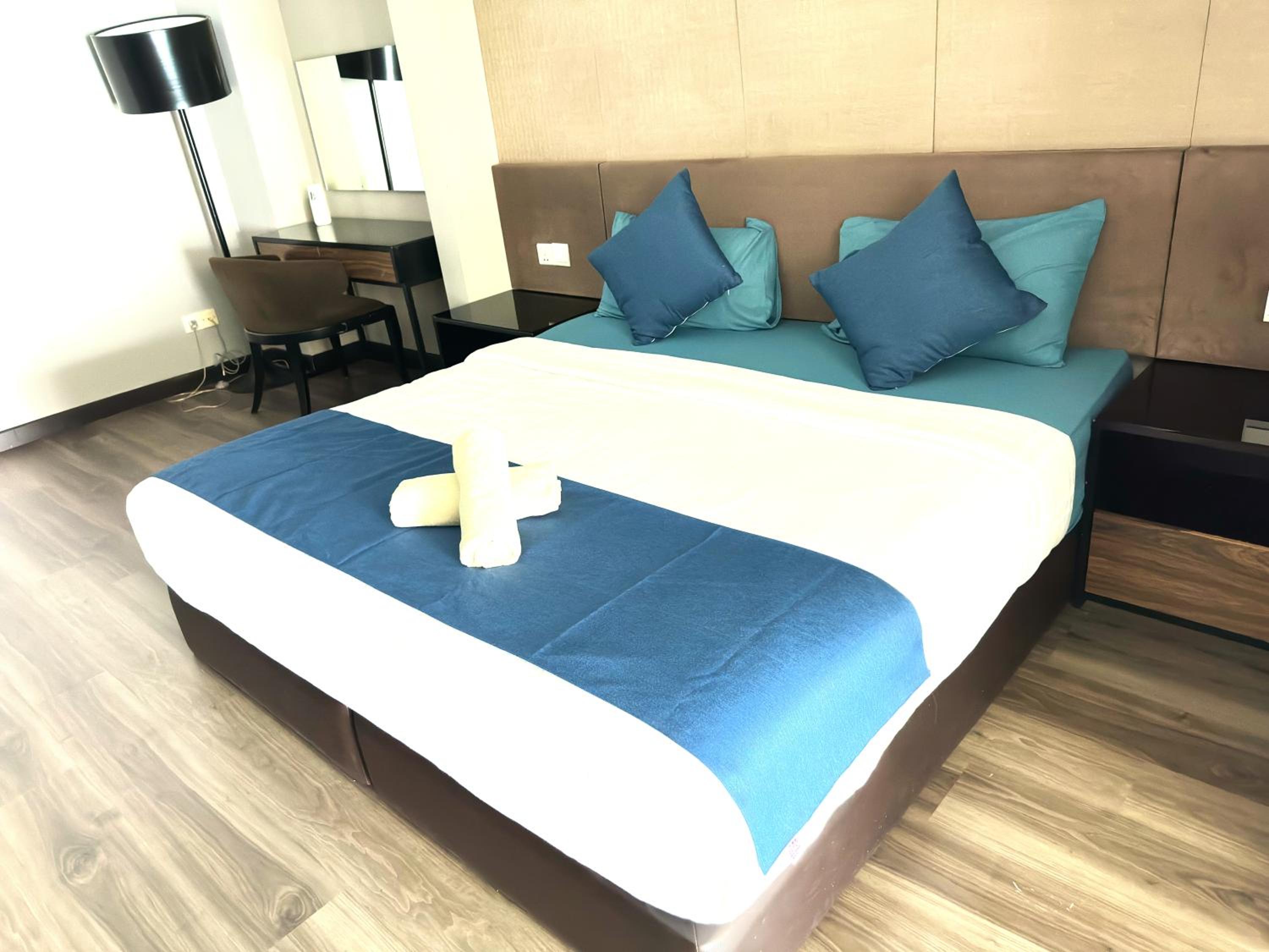 Seaview 2BR Duplex at Maritime Georgetown with Pool & Gym 73A
