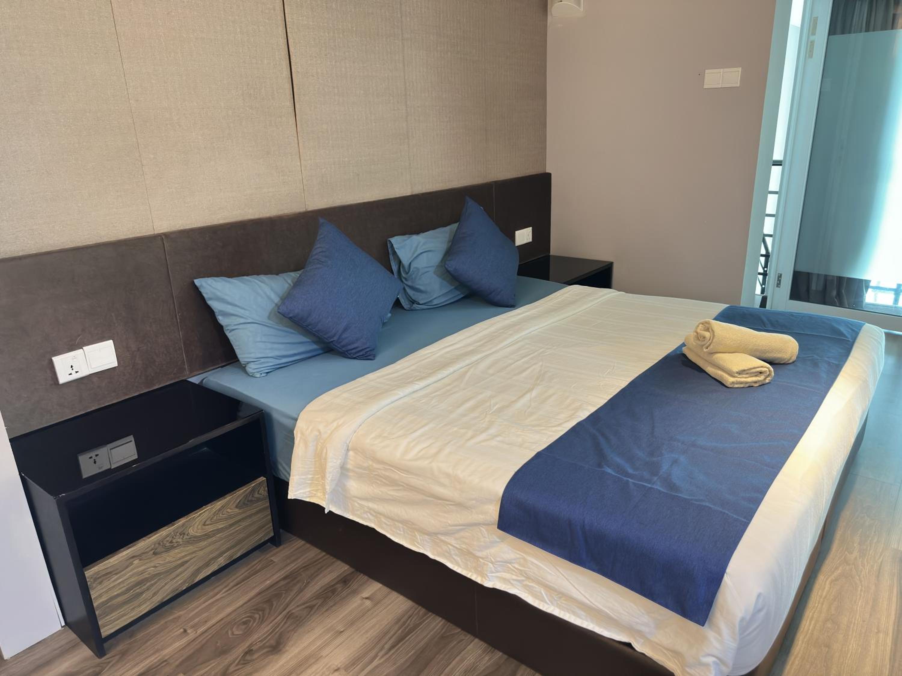 Seaview 2BR Duplex at Maritime Georgetown with Pool & Gym 73A