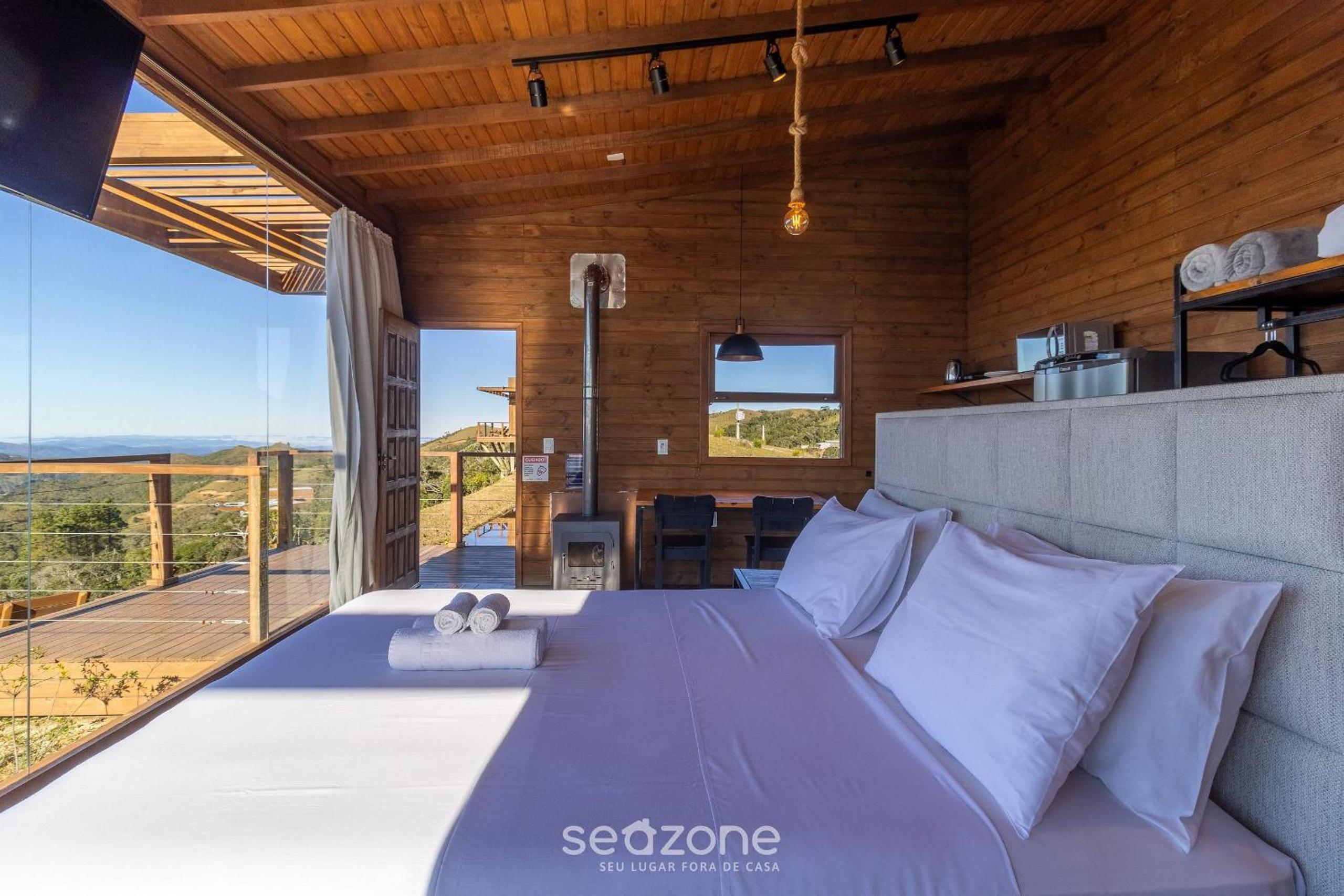 Cabin with panoramic view of the Sierra VST006