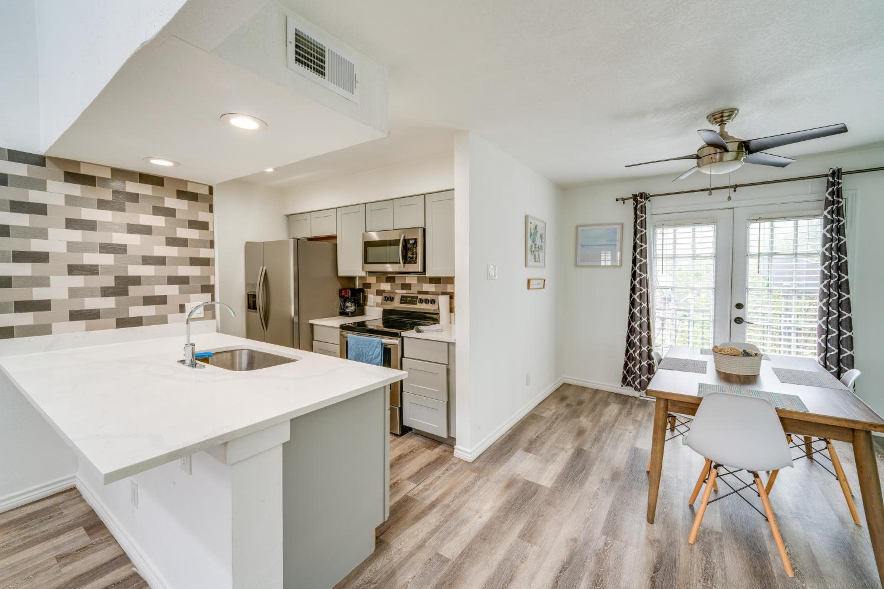 1 Mi to NorthPark Center Bright Dallas Condo