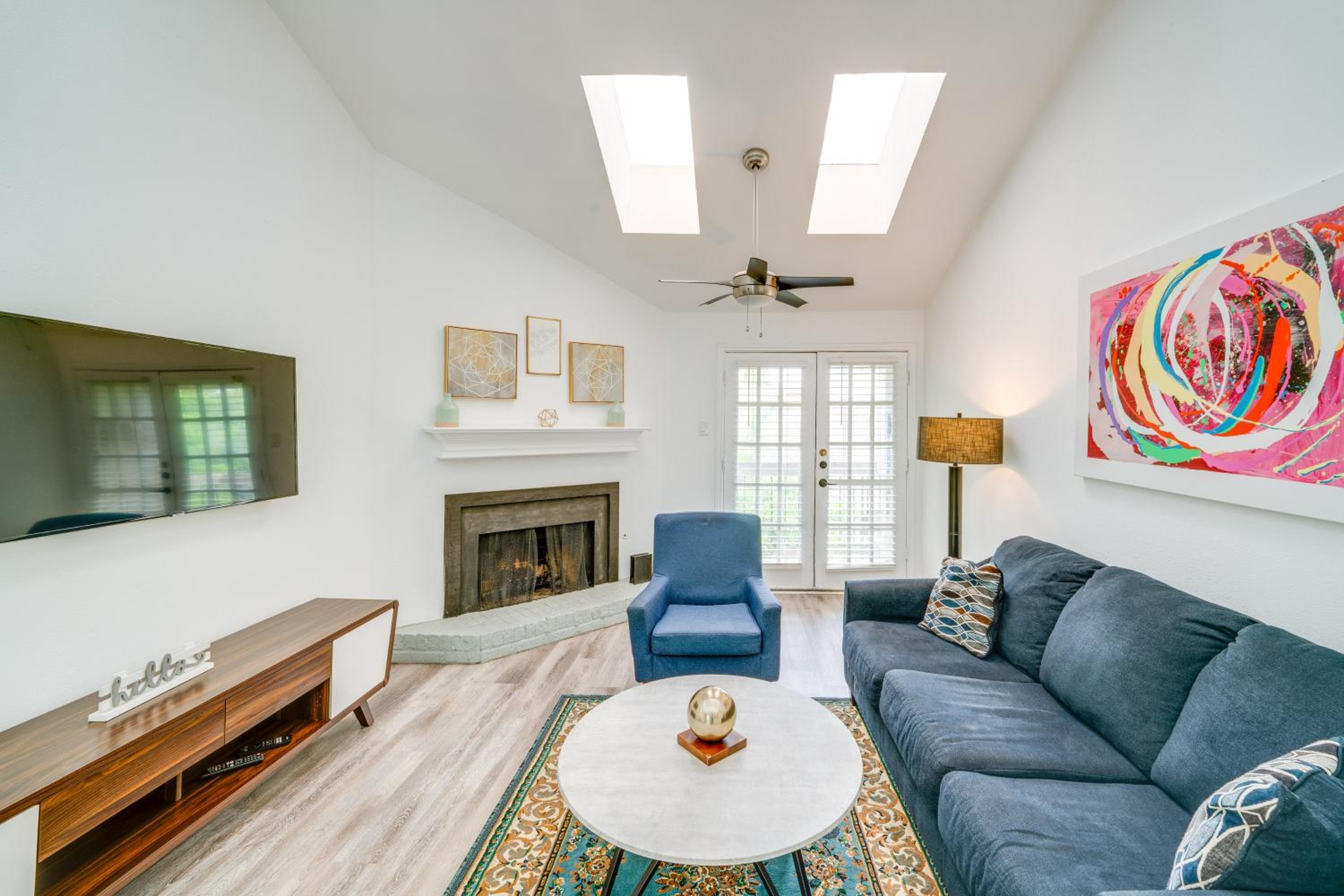 1 Mi to NorthPark Center Bright Dallas Condo
