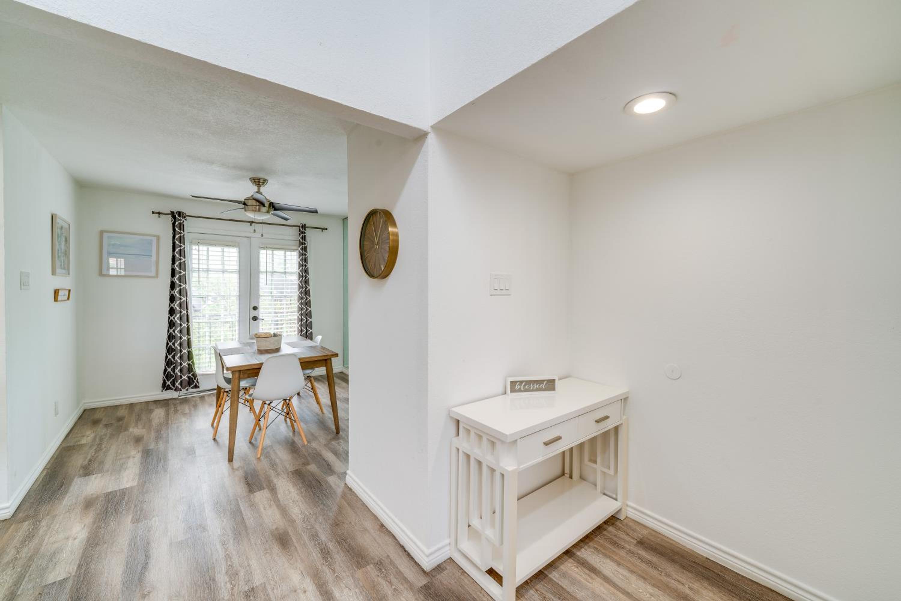 1 Mi to NorthPark Center Bright Dallas Condo