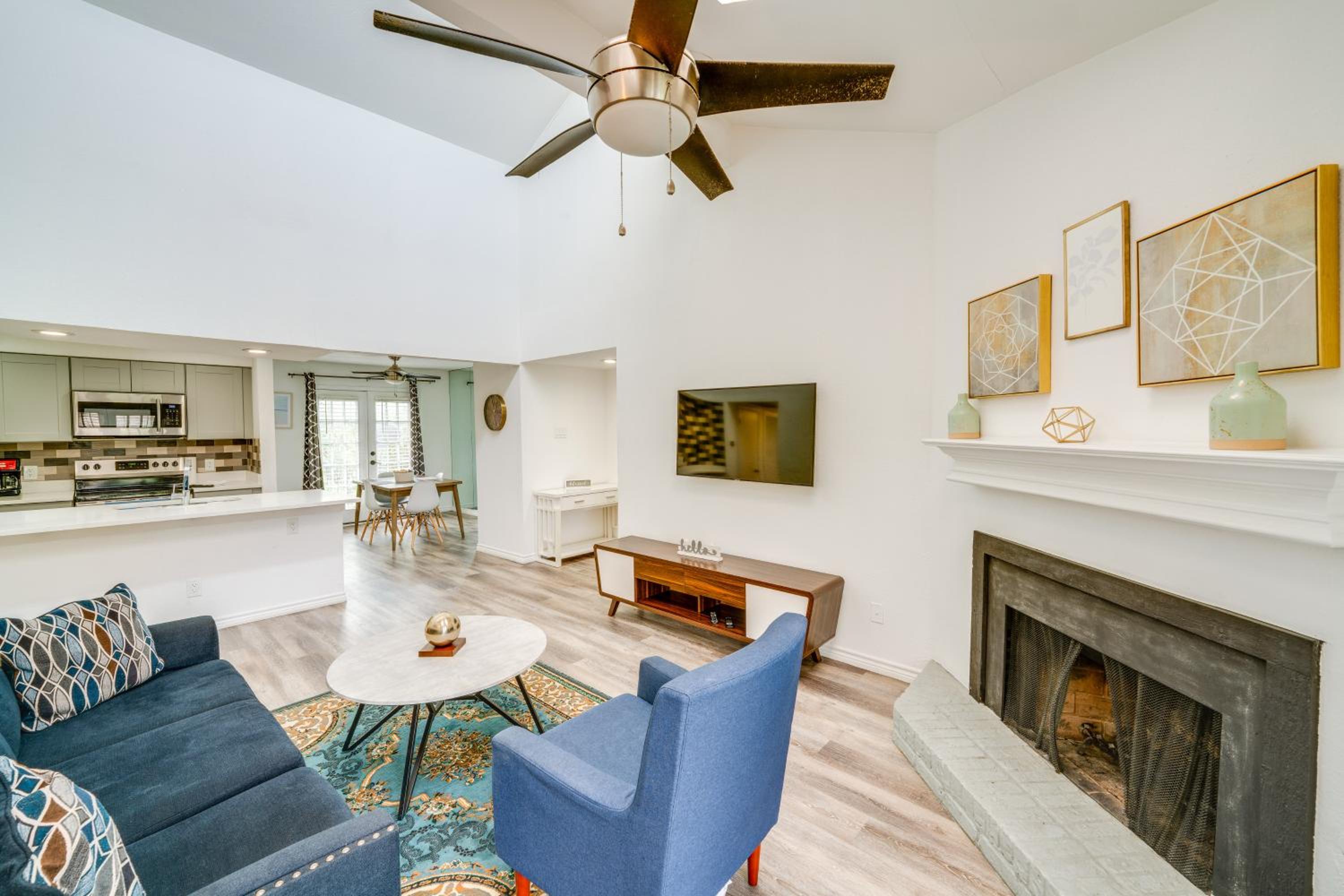 1 Mi to NorthPark Center Bright Dallas Condo