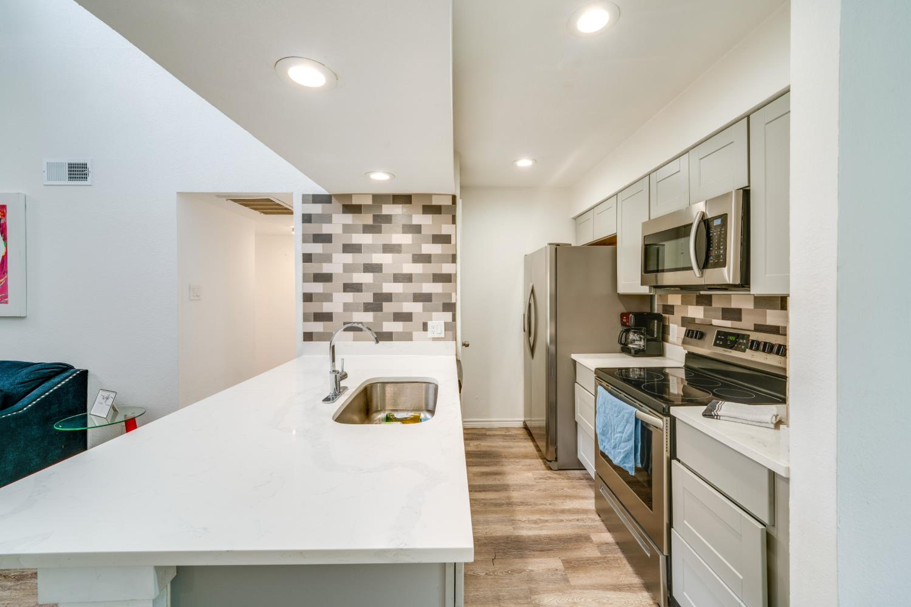 1 Mi to NorthPark Center Bright Dallas Condo