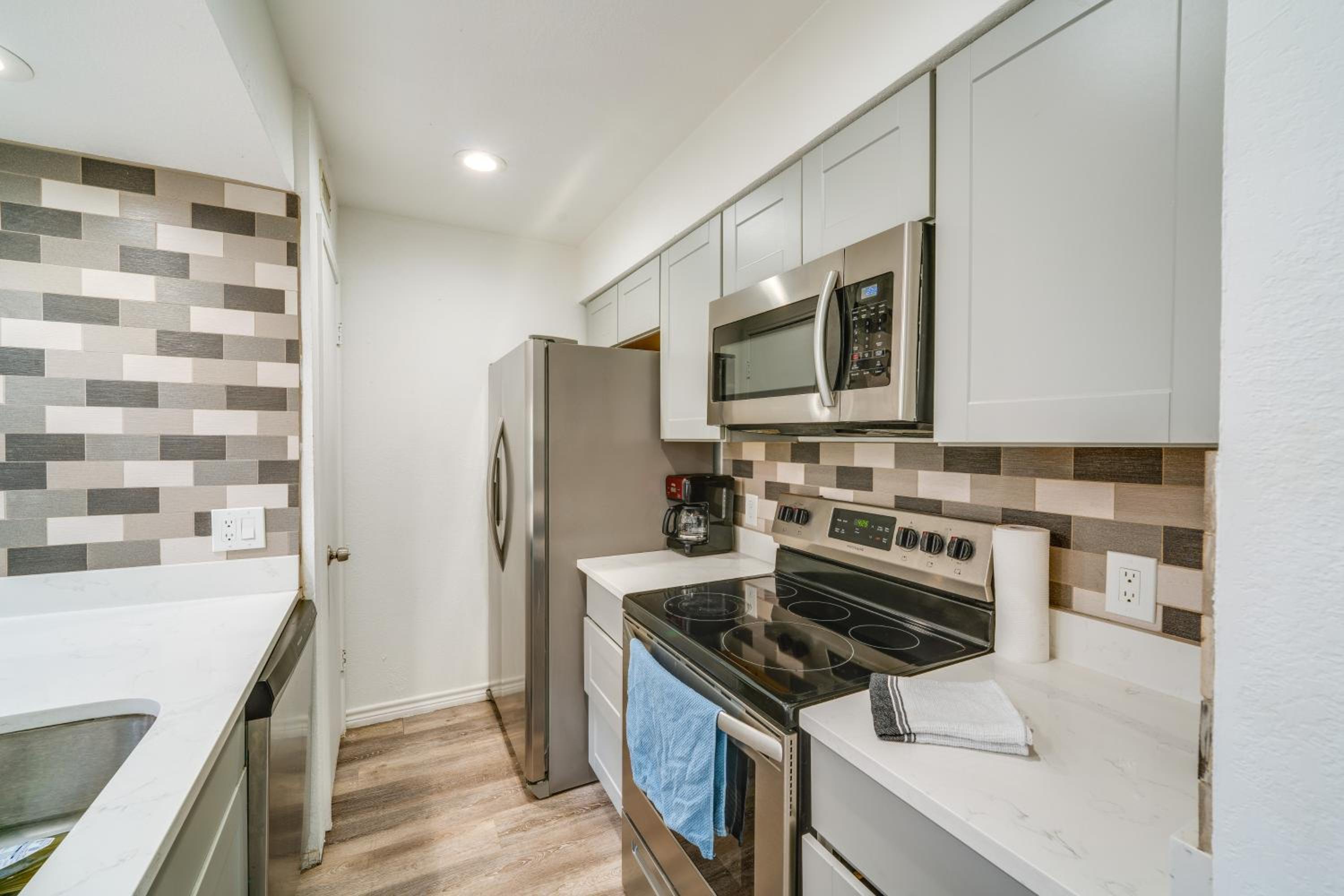 1 Mi to NorthPark Center Bright Dallas Condo