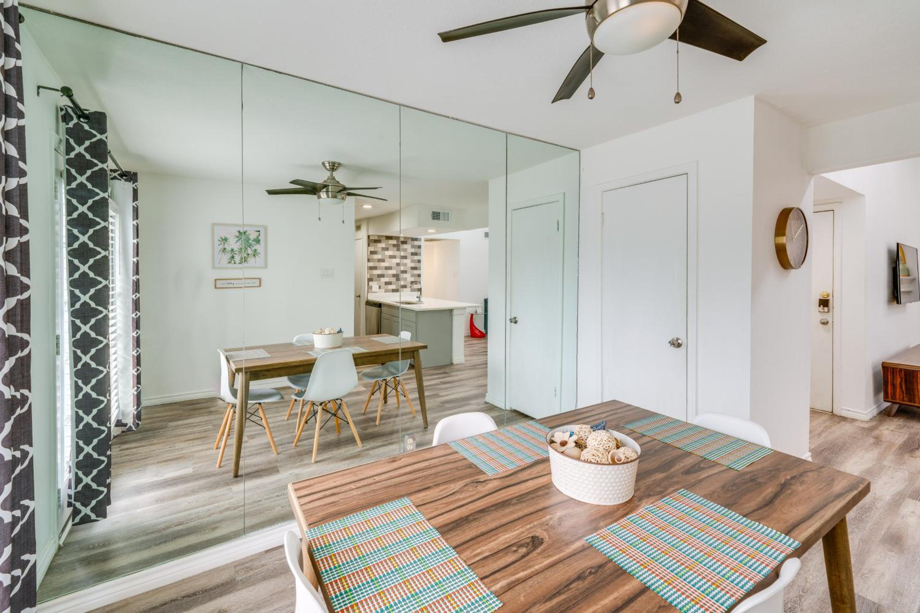 1 Mi to NorthPark Center Bright Dallas Condo