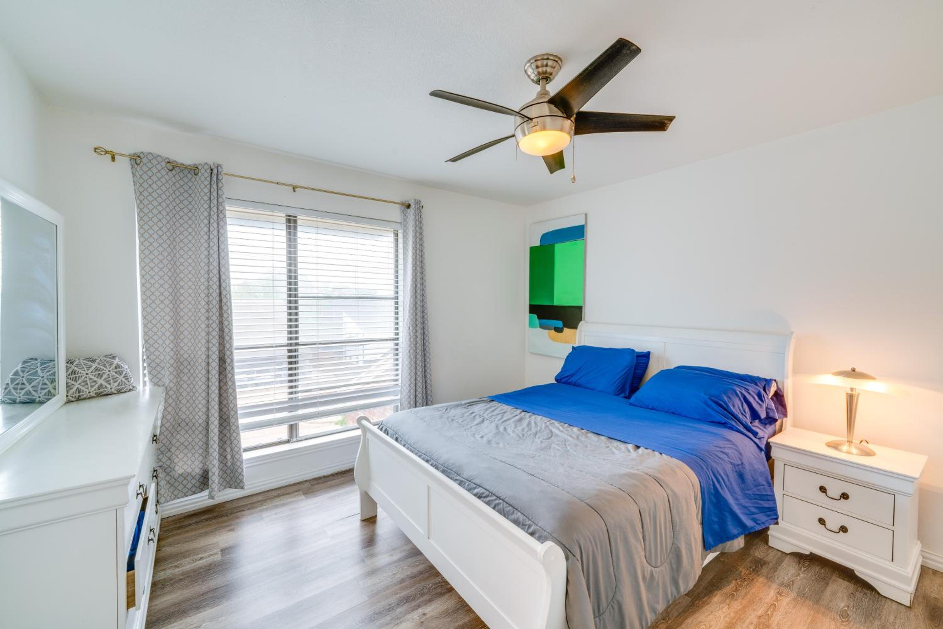 1 Mi to NorthPark Center Bright Dallas Condo