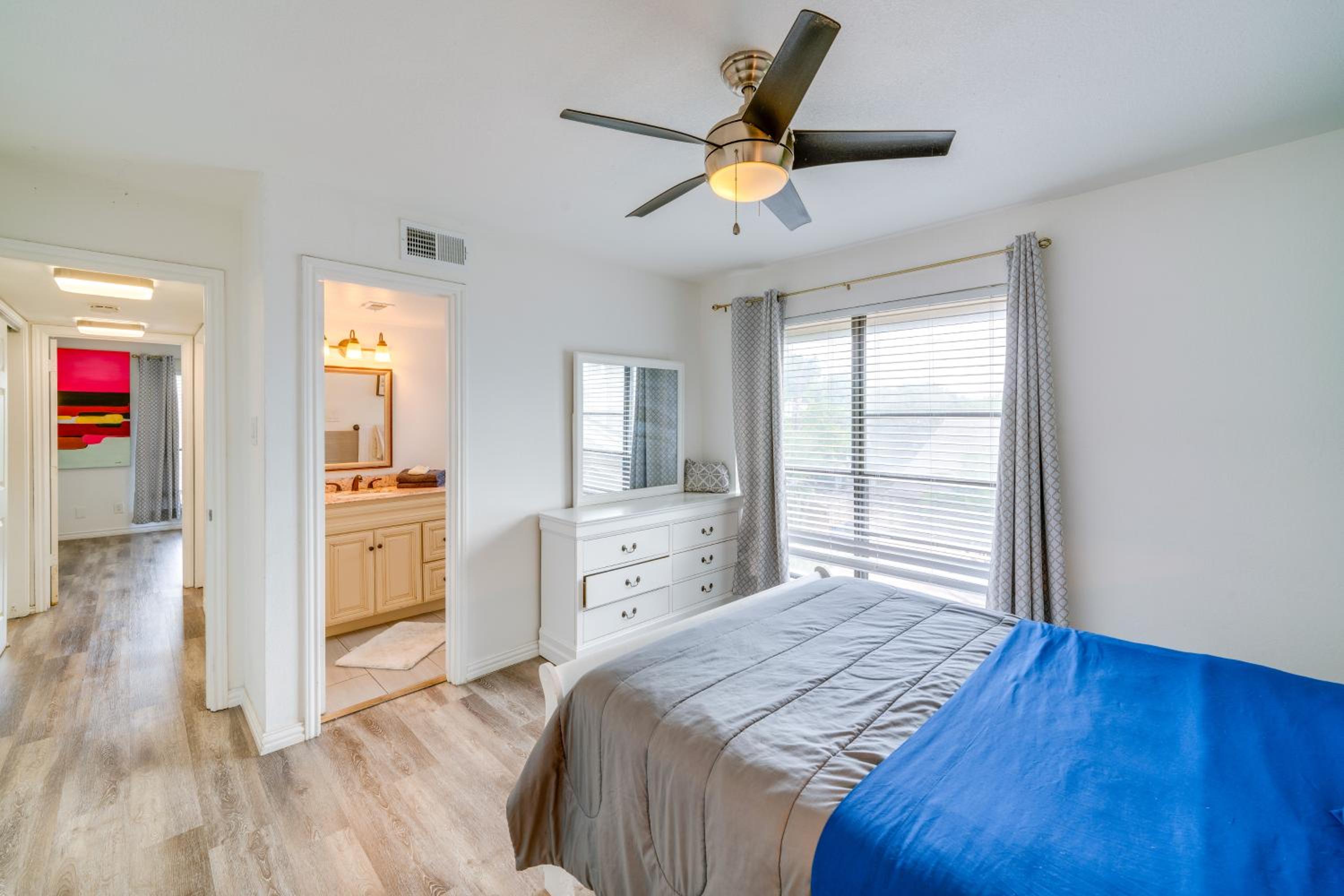1 Mi to NorthPark Center Bright Dallas Condo