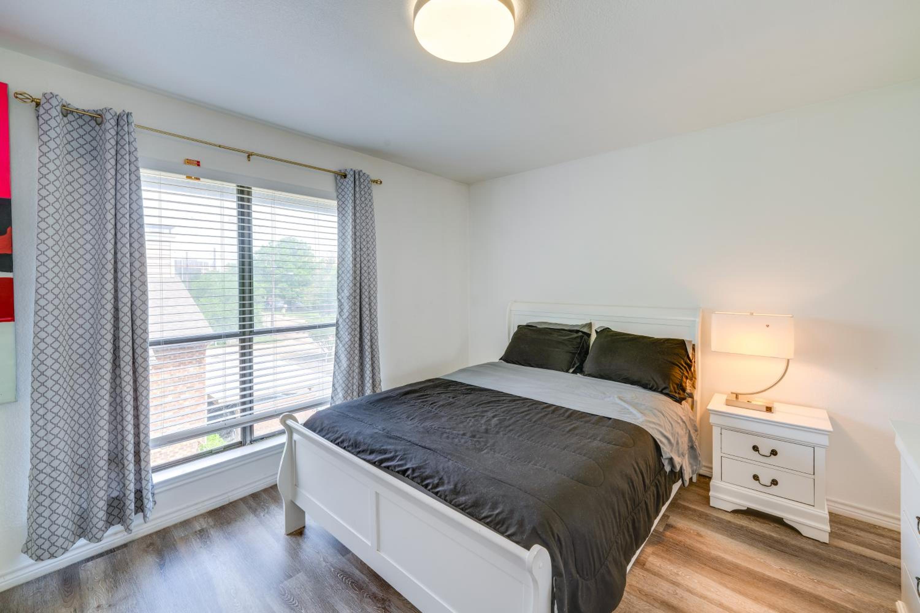 1 Mi to NorthPark Center Bright Dallas Condo