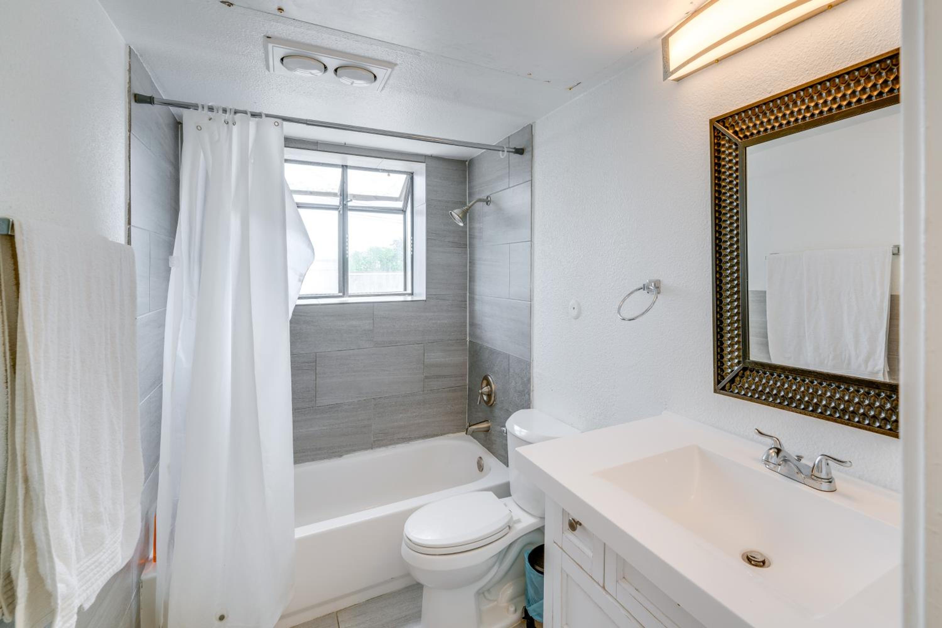 1 Mi to NorthPark Center Bright Dallas Condo