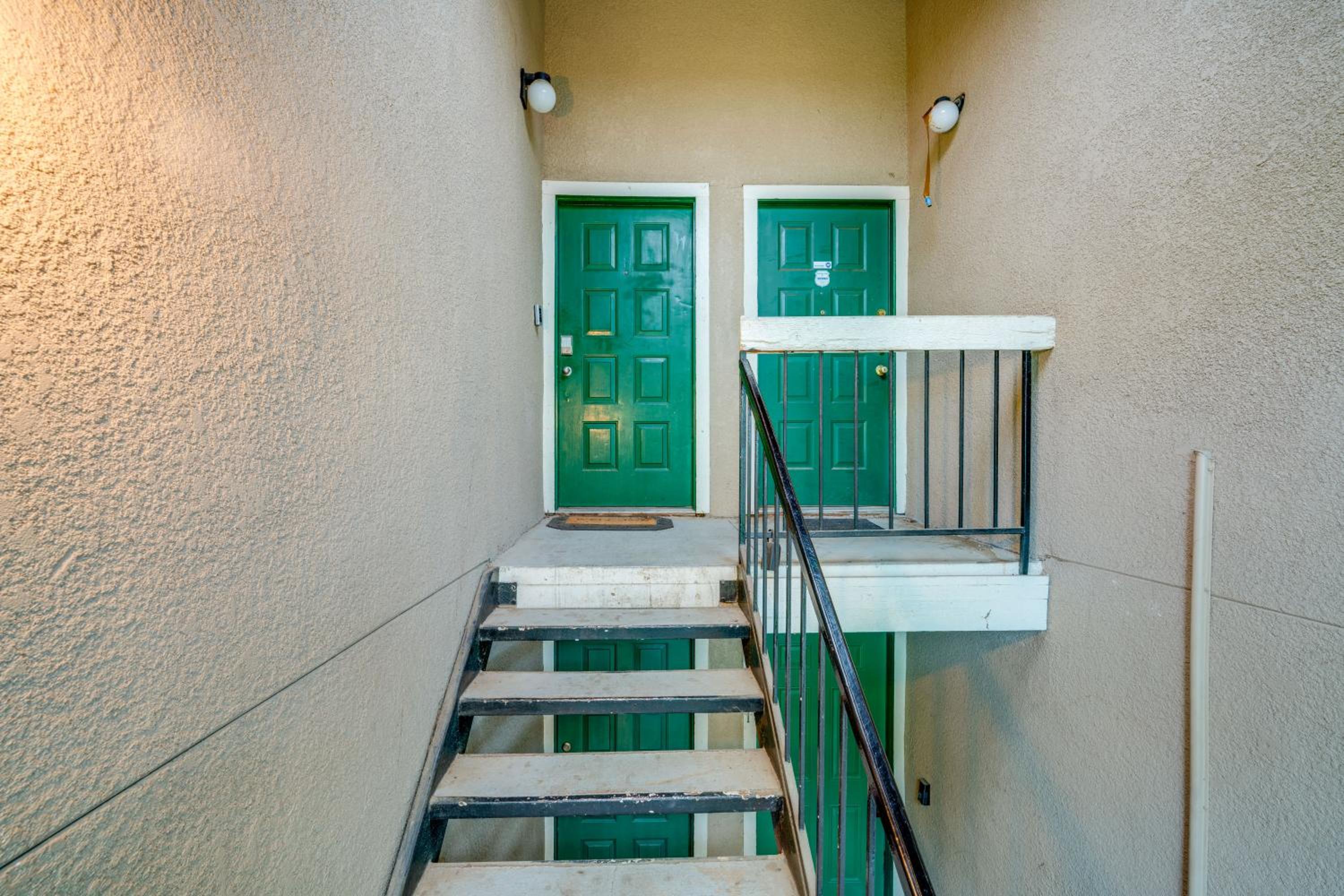 1 Mi to NorthPark Center Bright Dallas Condo