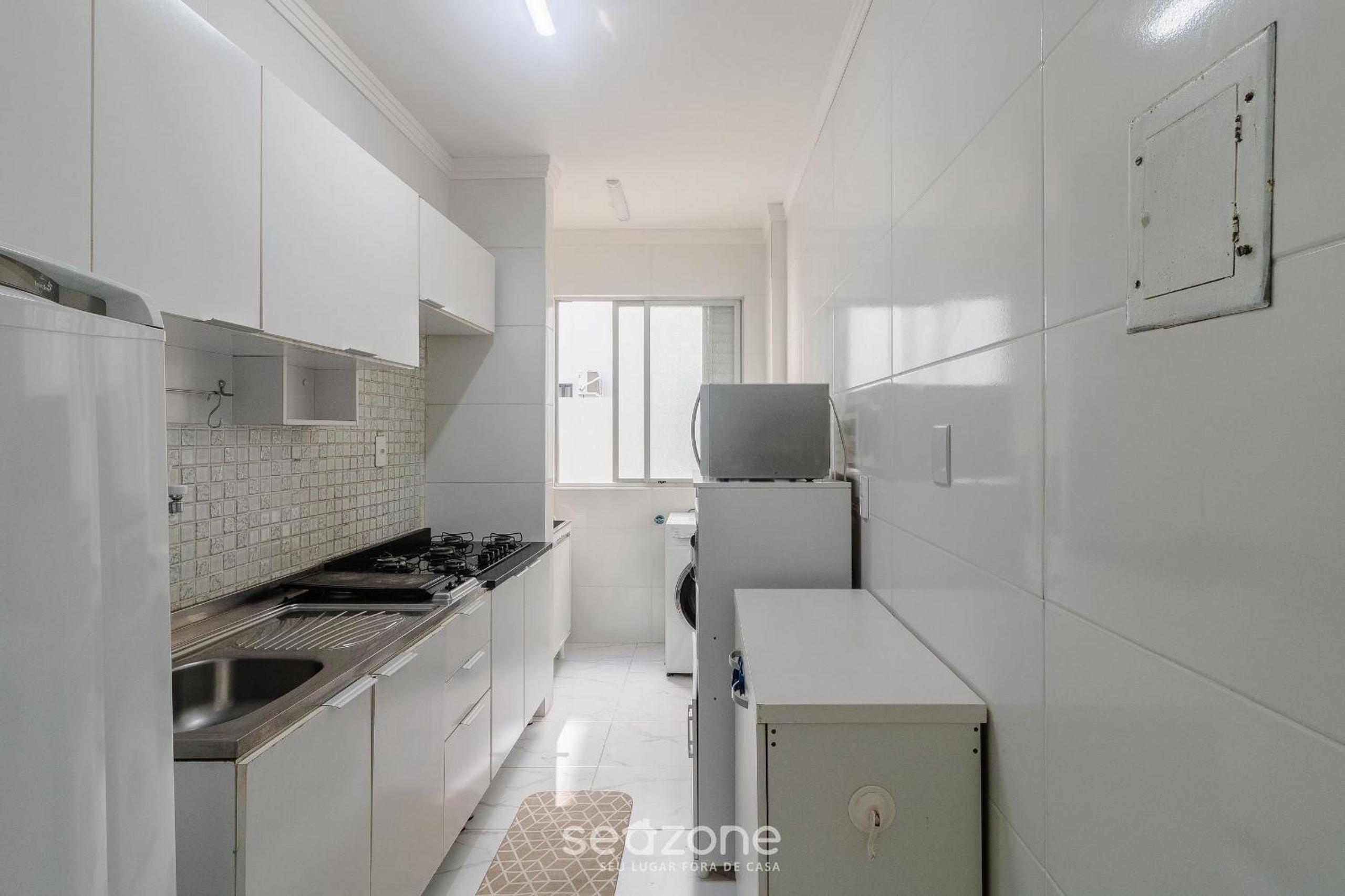 Full 2-Bed Apt 80m from the Beach in BC IDI0306