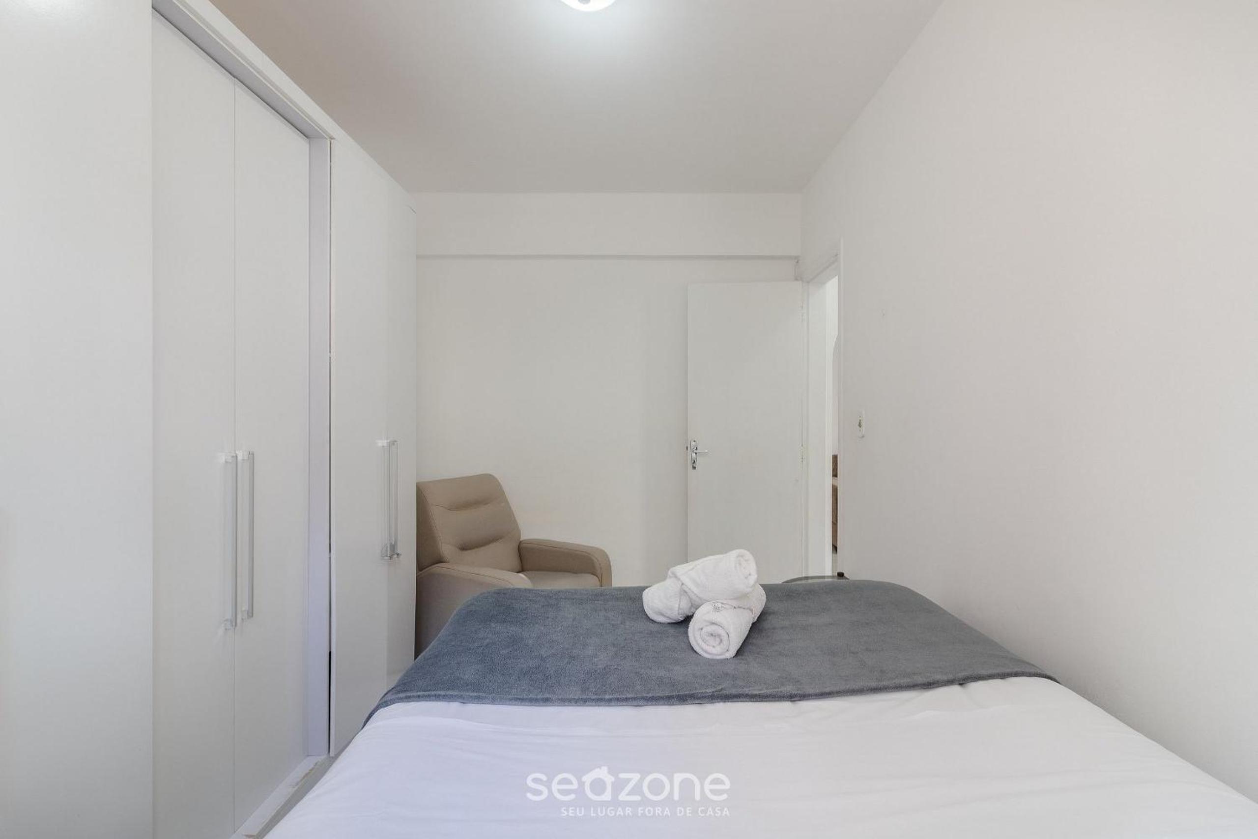 Full 2-Bed Apt 80m from the Beach in BC IDI0306