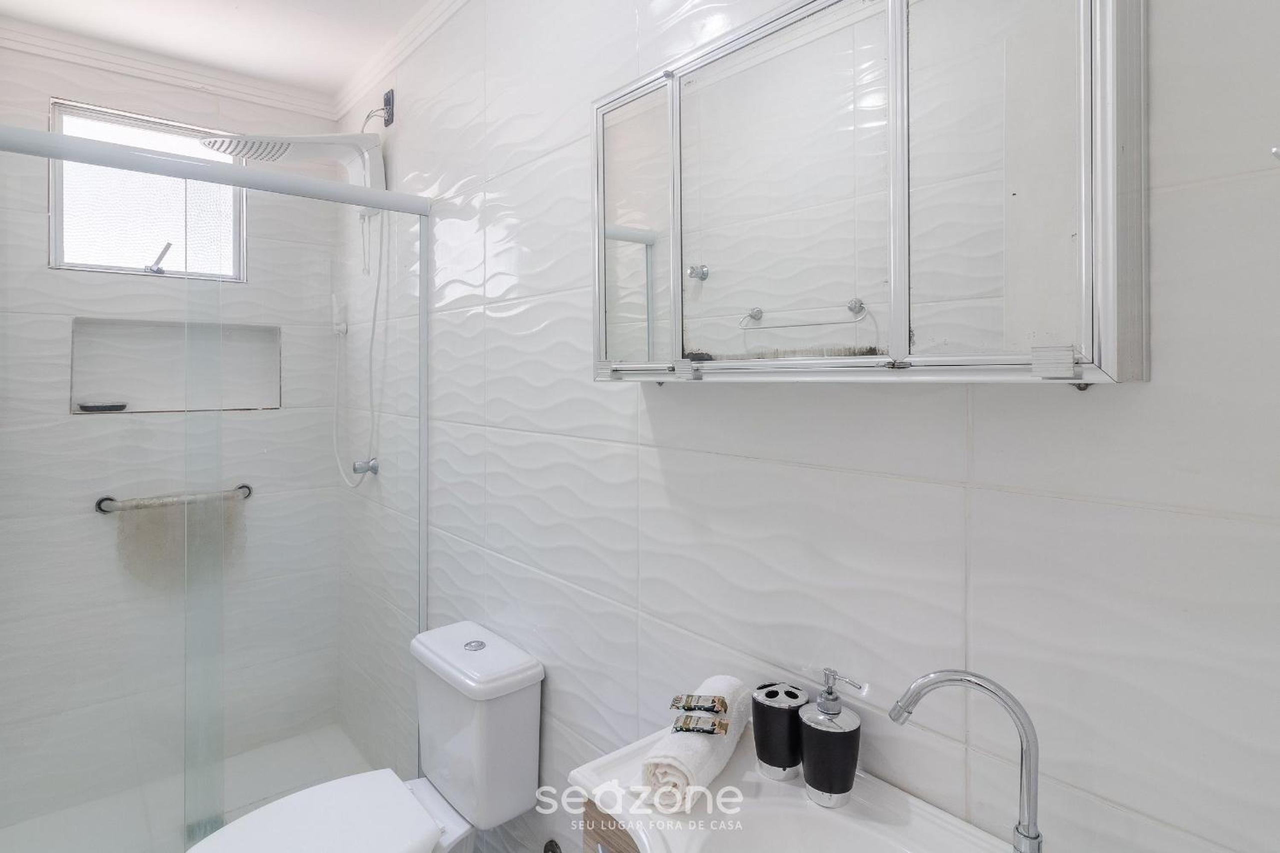 Full 2-Bed Apt 80m from the Beach in BC IDI0306