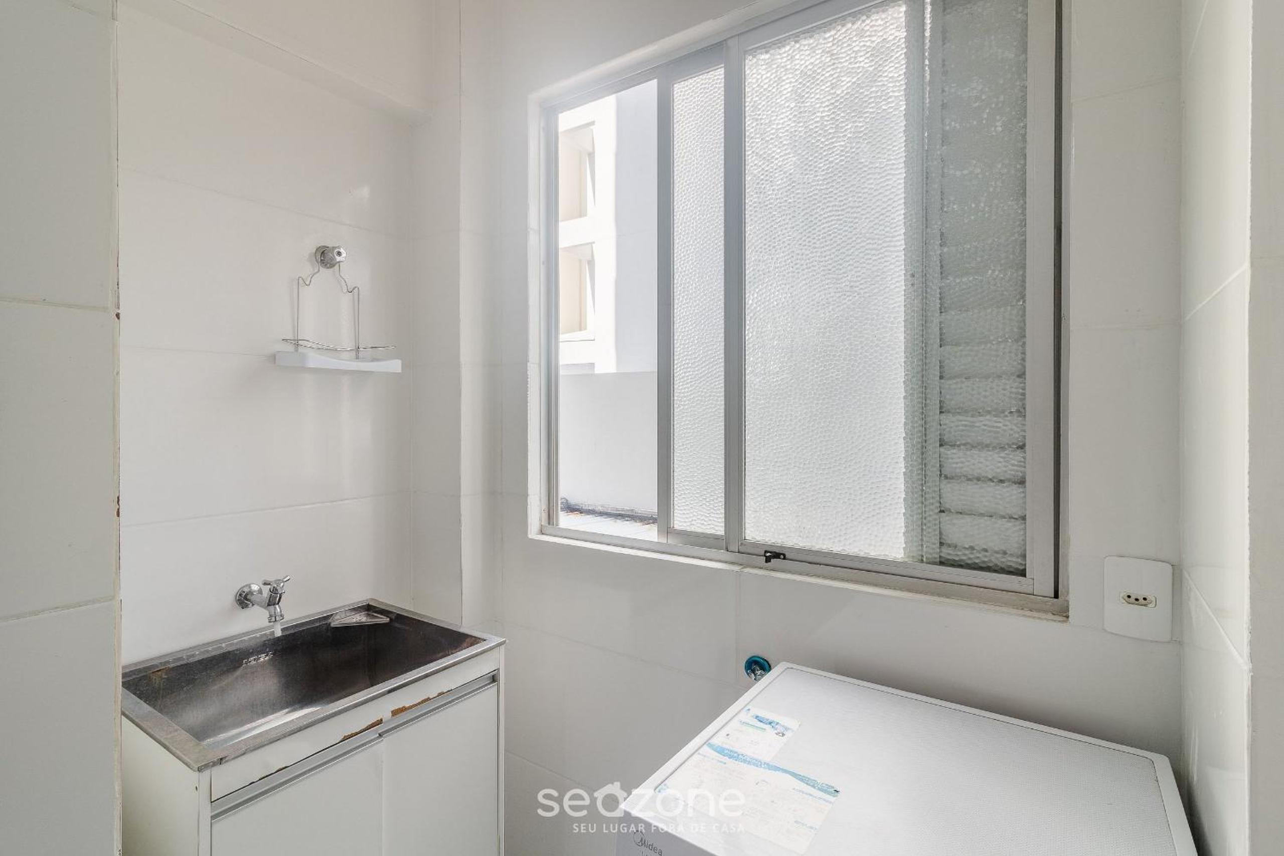 Full 2-Bed Apt 80m from the Beach in BC IDI0306