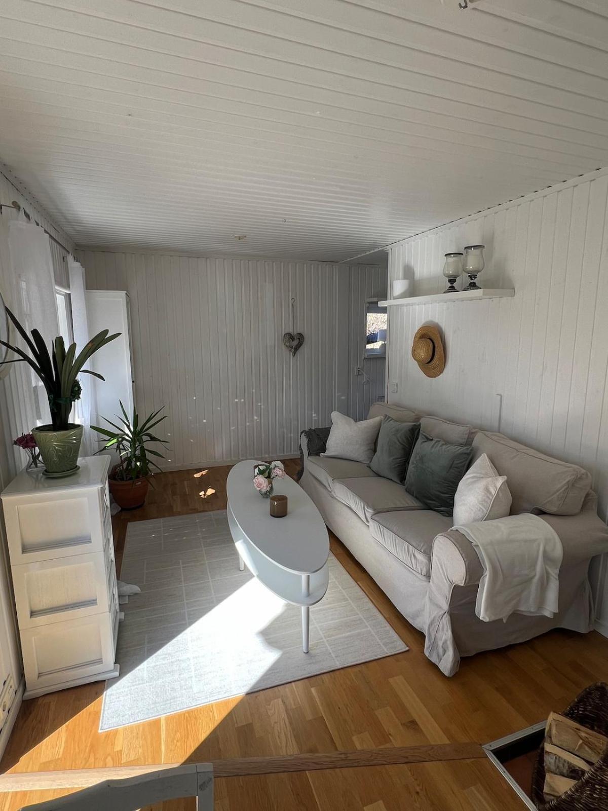 Archipelago cabin with sauna, fireplace & close to the ocean