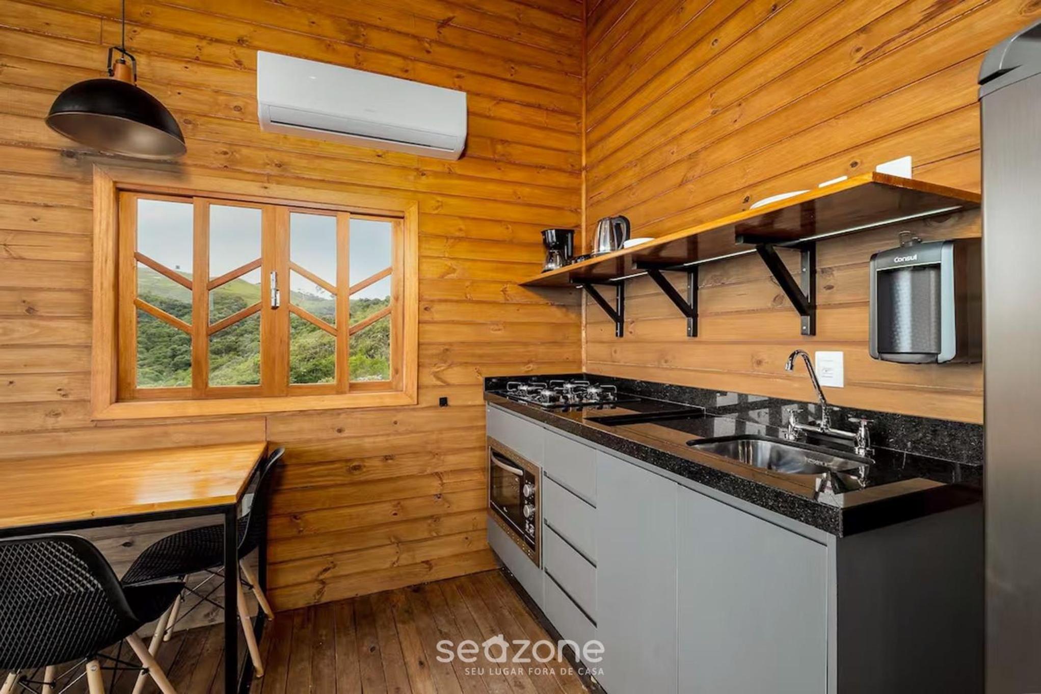 Gorgeous Mountain Jacuzzi Cabin VST013