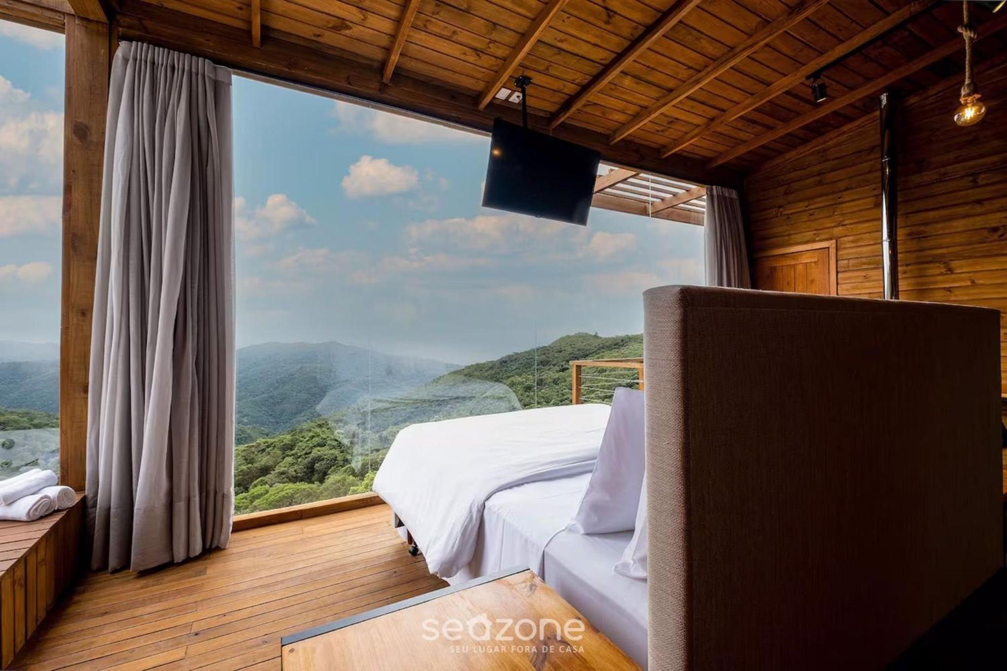 Gorgeous Mountain Jacuzzi Cabin VST013
