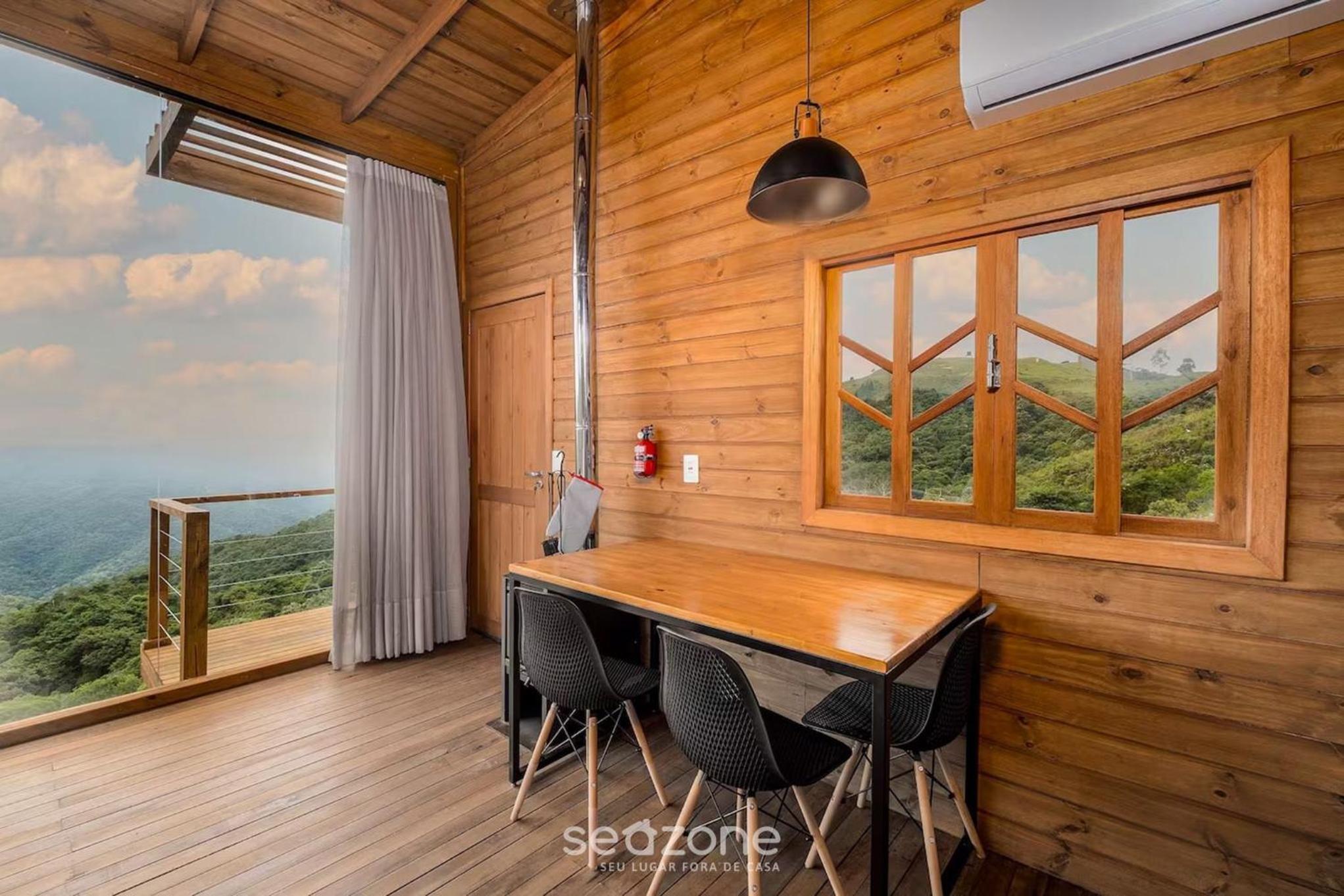 Gorgeous Mountain Jacuzzi Cabin VST013