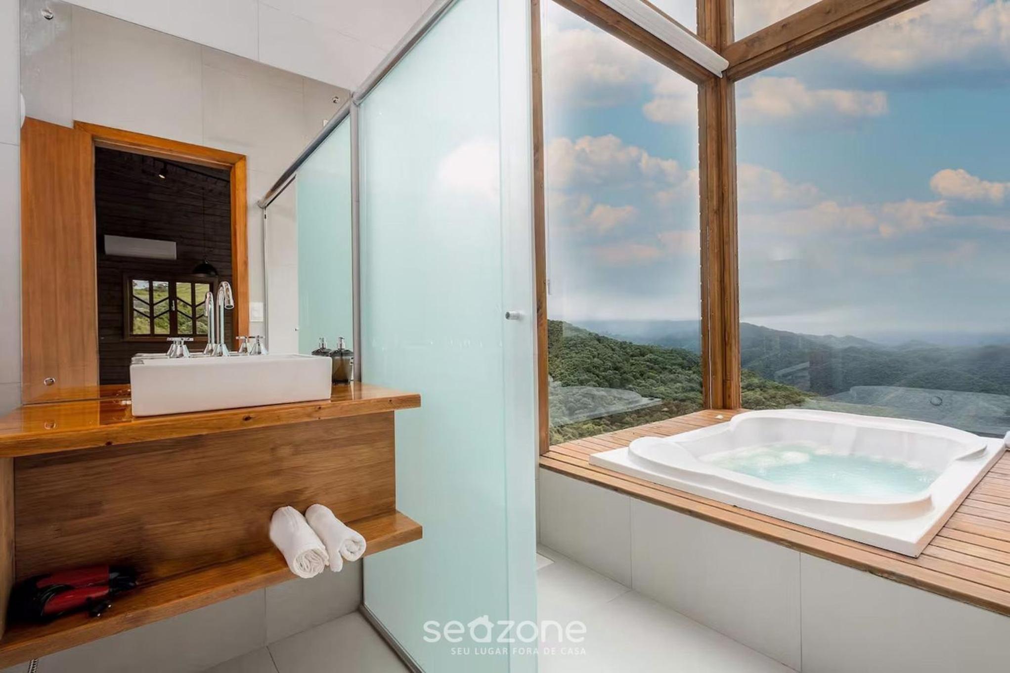Gorgeous Mountain Jacuzzi Cabin VST013