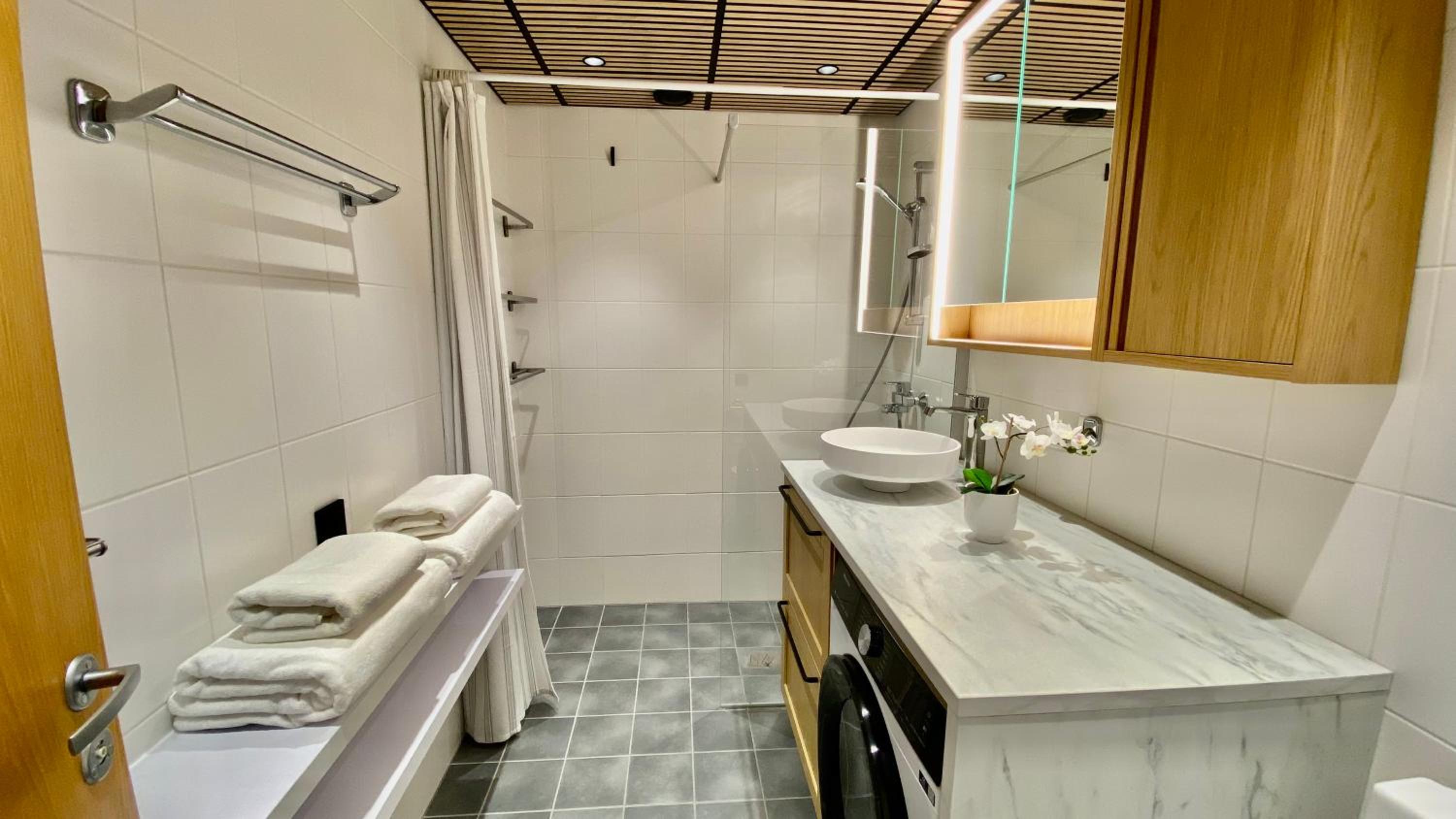 Lootsi Haven - Modern City Apartment with Free Parking