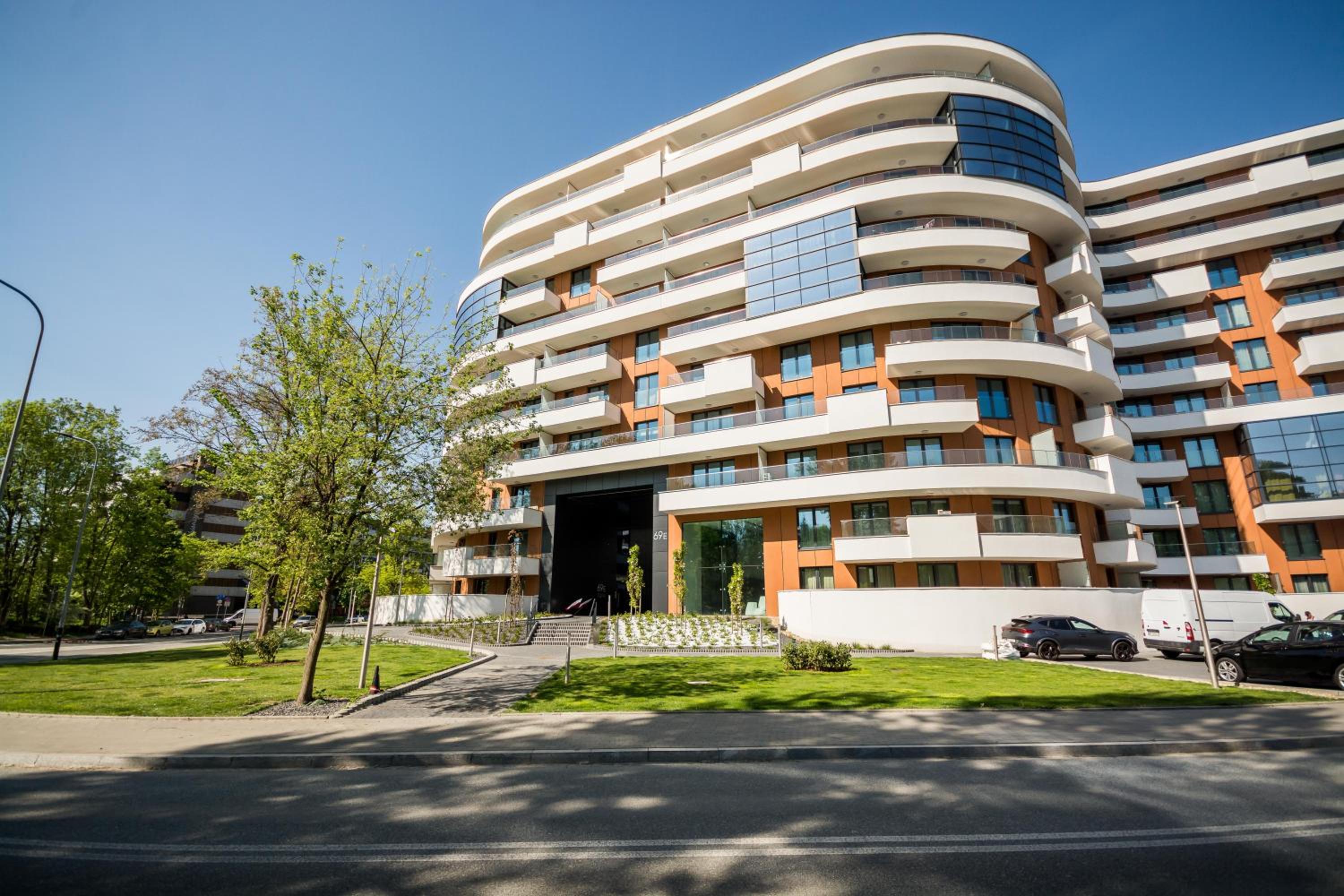 Prestige Central Apartment with Sauna & Parking