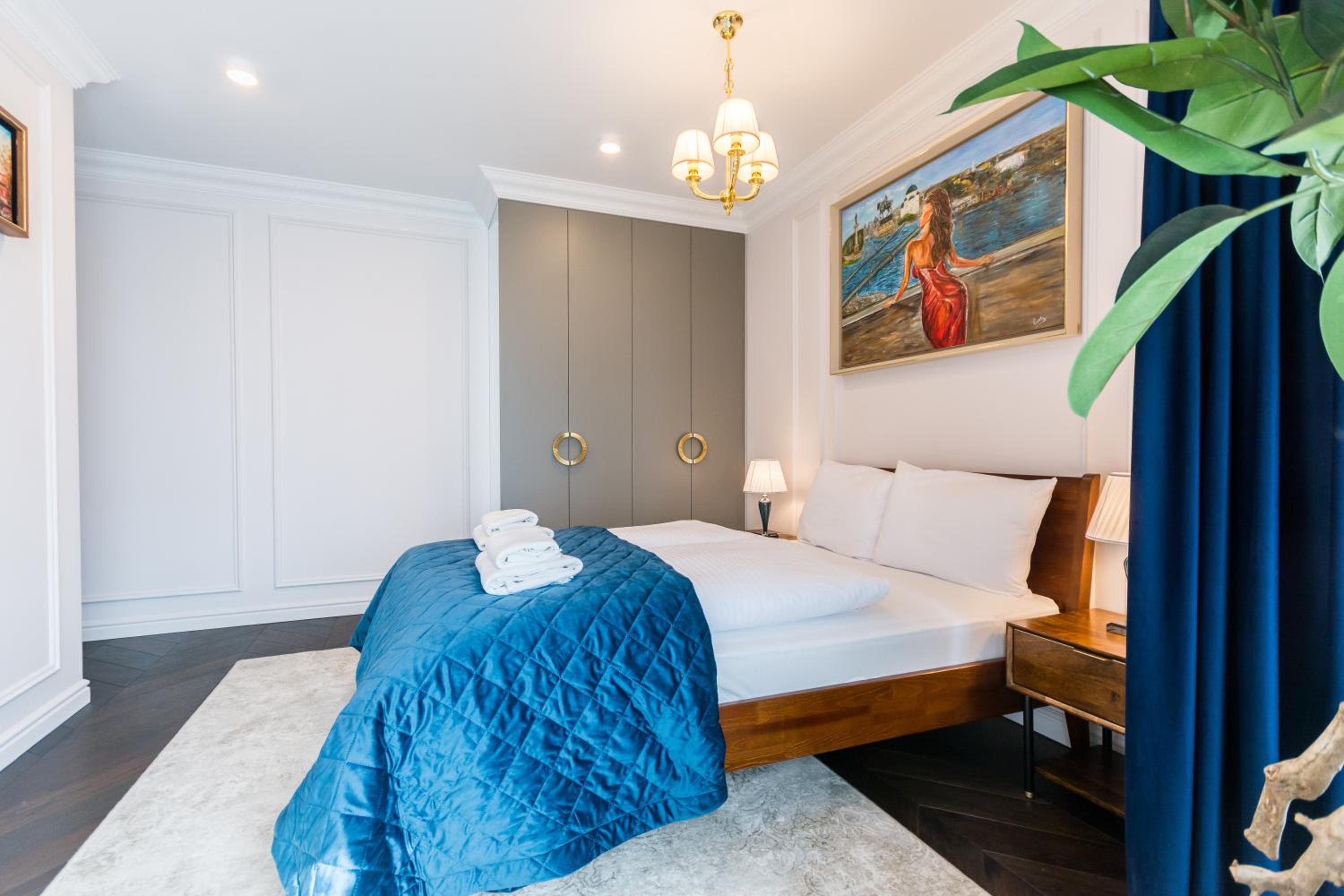 Prestige Central Apartment with Sauna & Parking