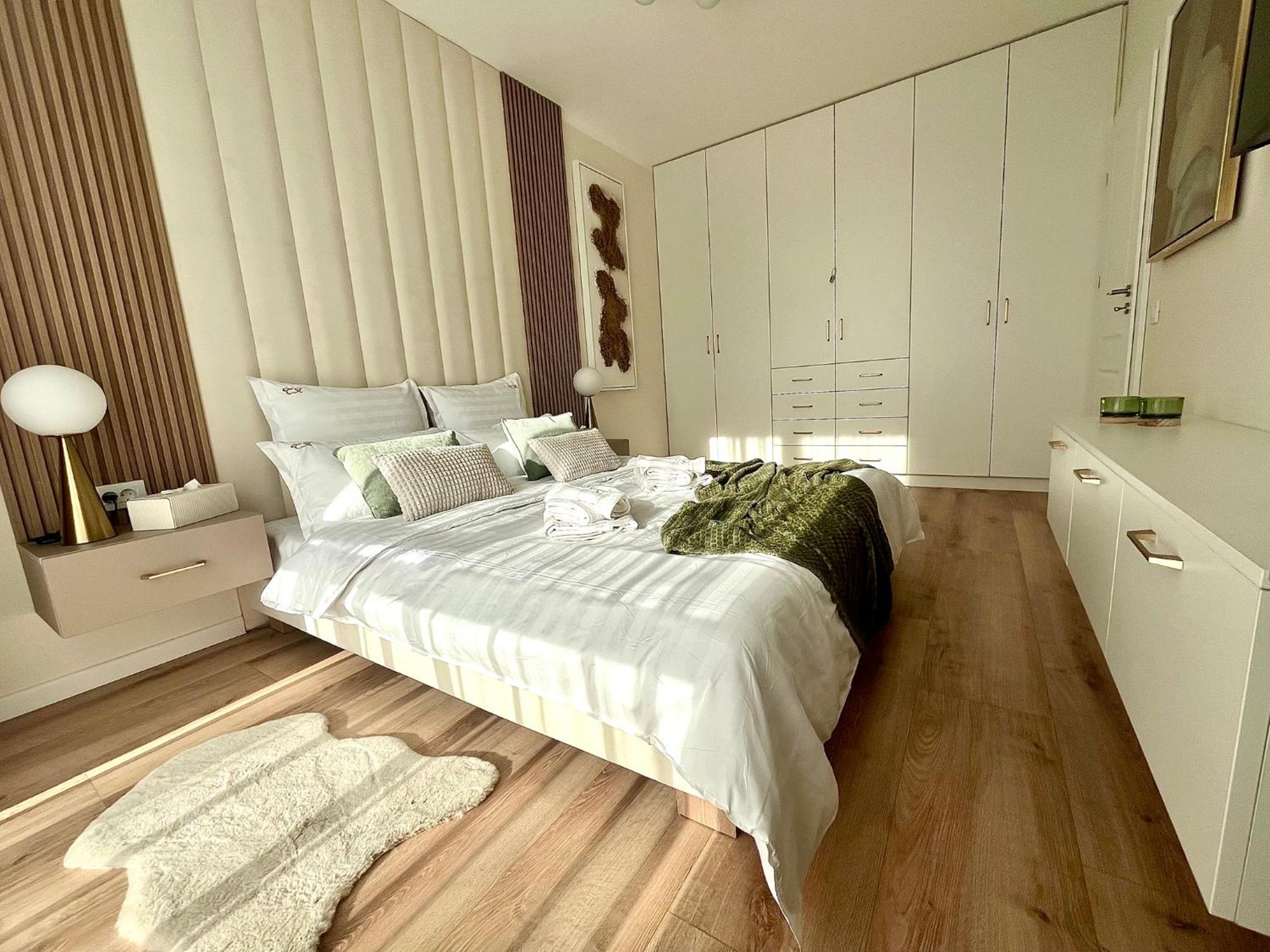 FLH Golden Gallery - Balcony & Free Parking near Vivo Mall