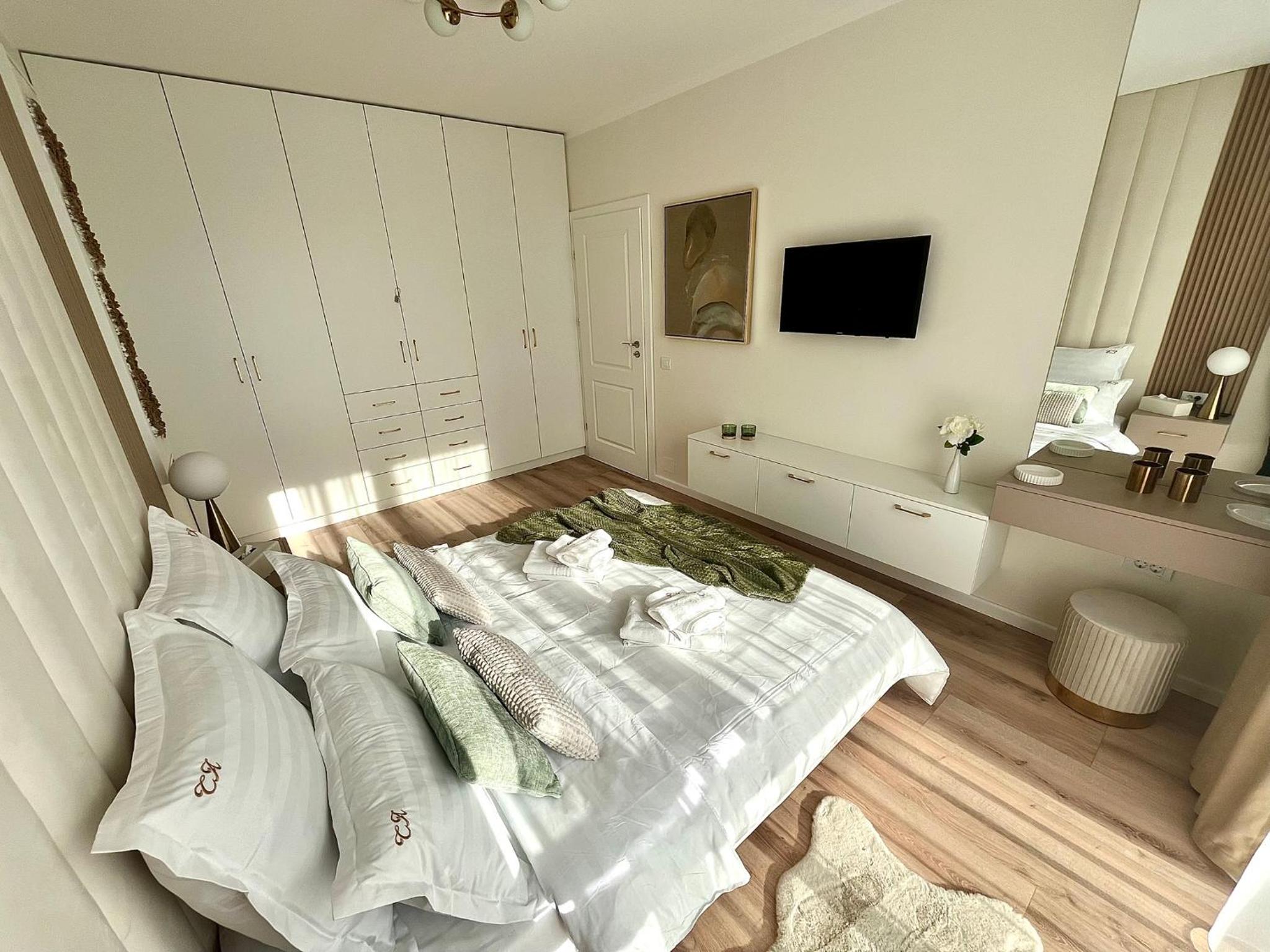 FLH Golden Gallery - Balcony & Free Parking near Vivo Mall