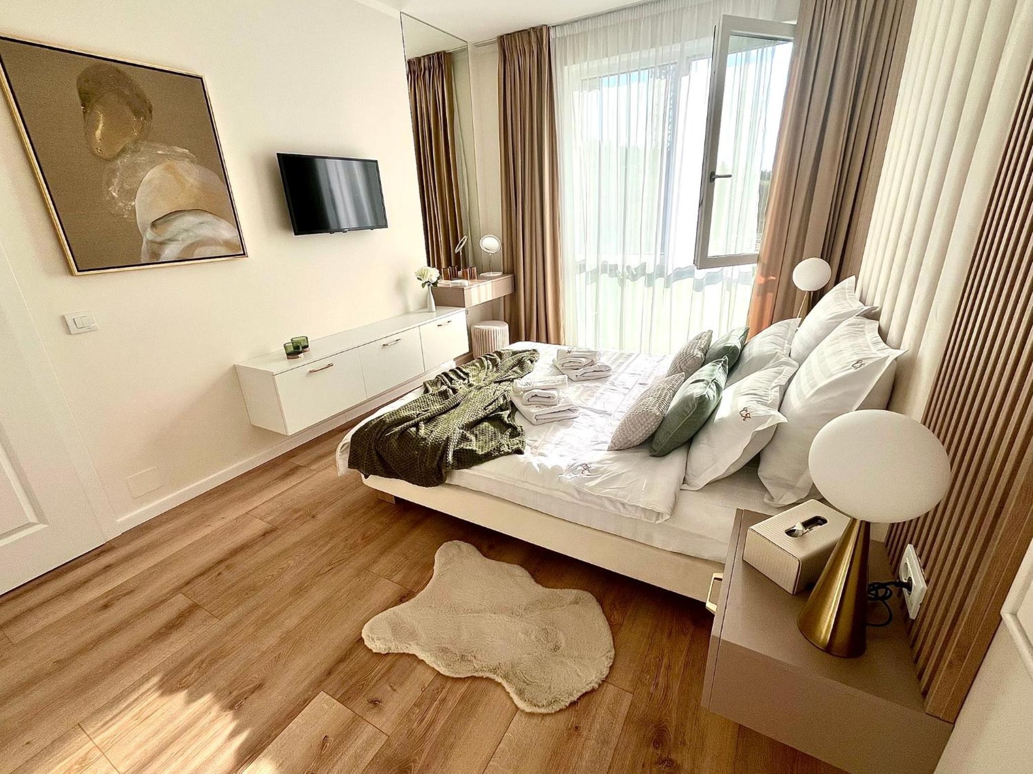 FLH Golden Gallery - Balcony & Free Parking near Vivo Mall
