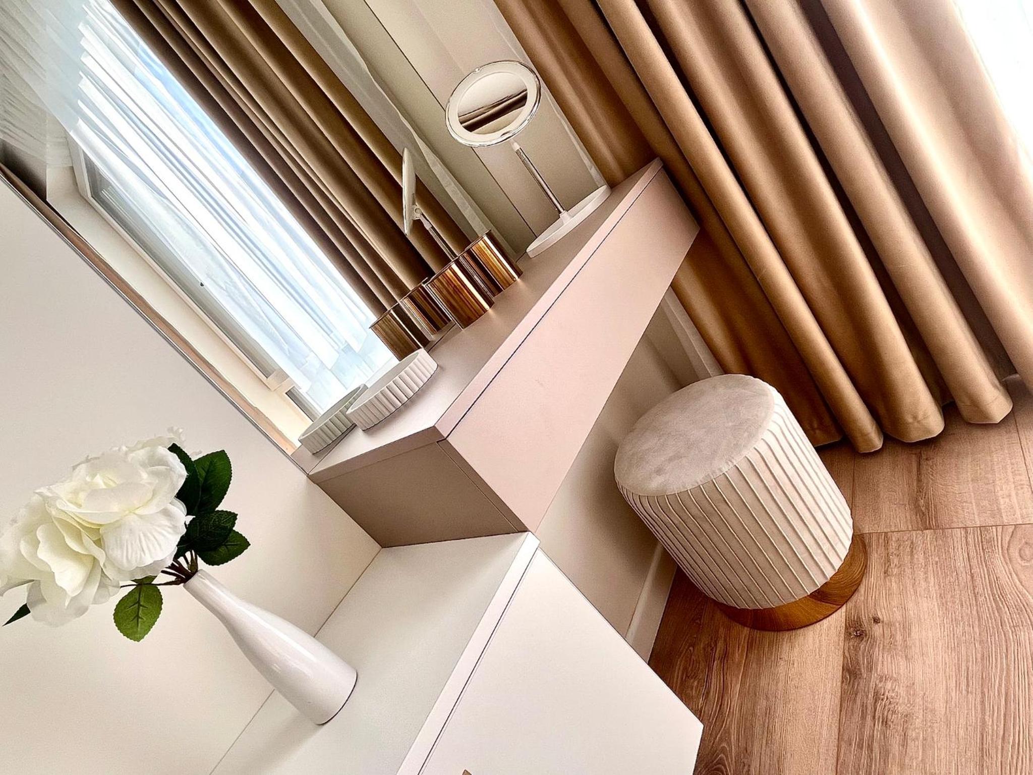 FLH Golden Gallery - Balcony & Free Parking near Vivo Mall