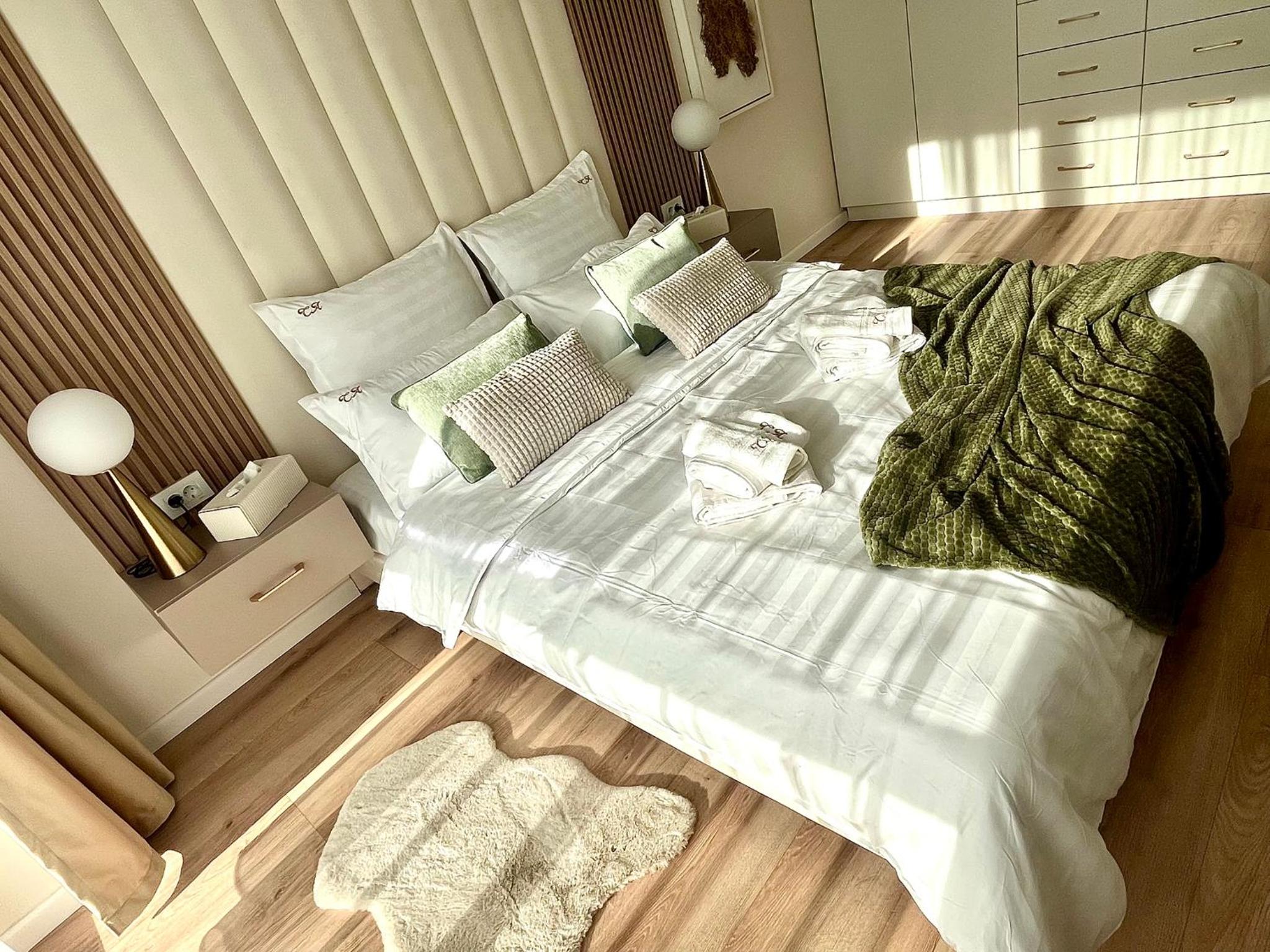 FLH Golden Gallery - Balcony & Free Parking near Vivo Mall