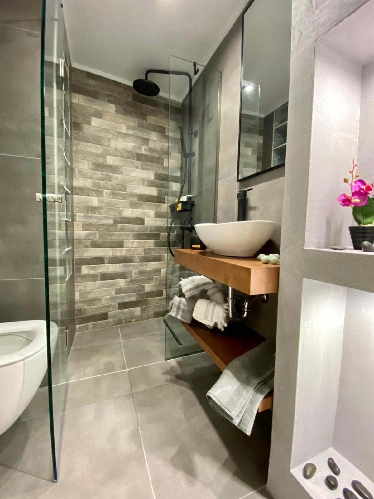 Downtown modern luxurious apartment