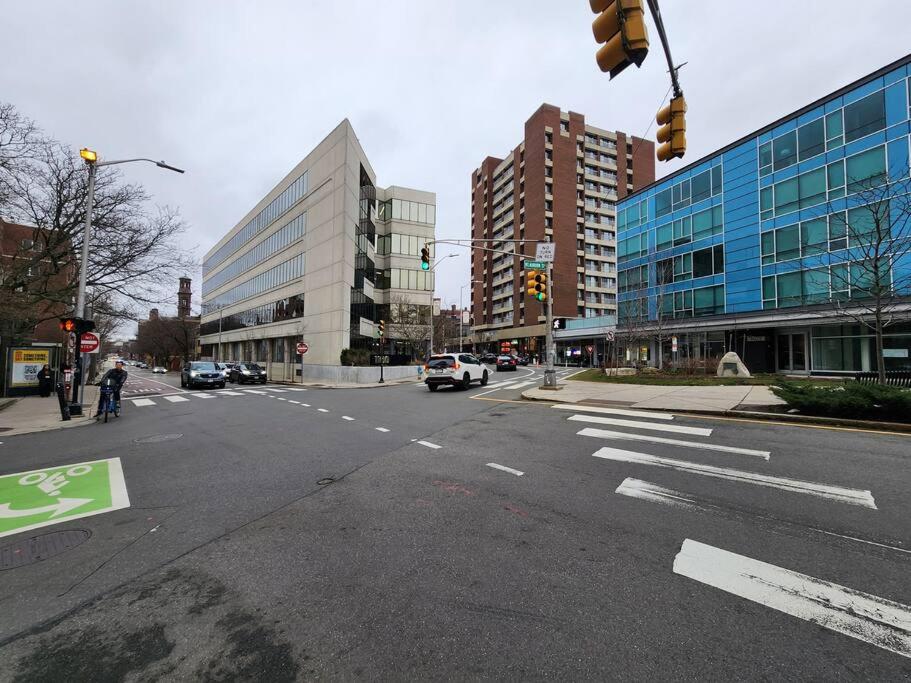 Harvard Sq 5min walk to main gate sleeps 6 free one car parking