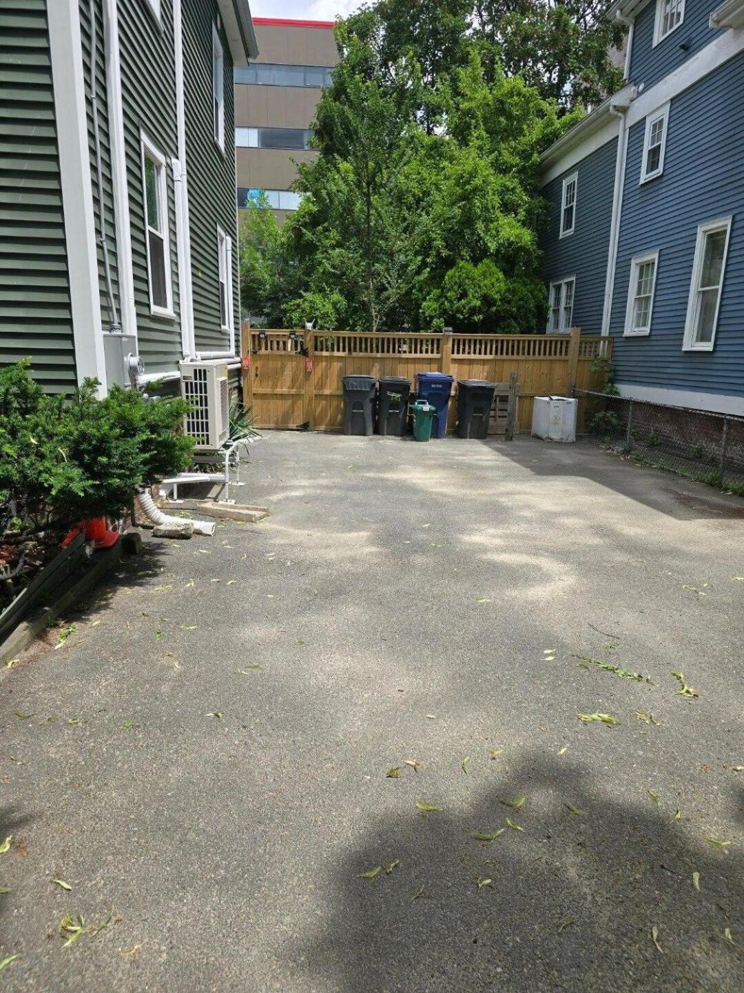 Harvard Sq 5min walk to main gate sleeps 6 free one car parking