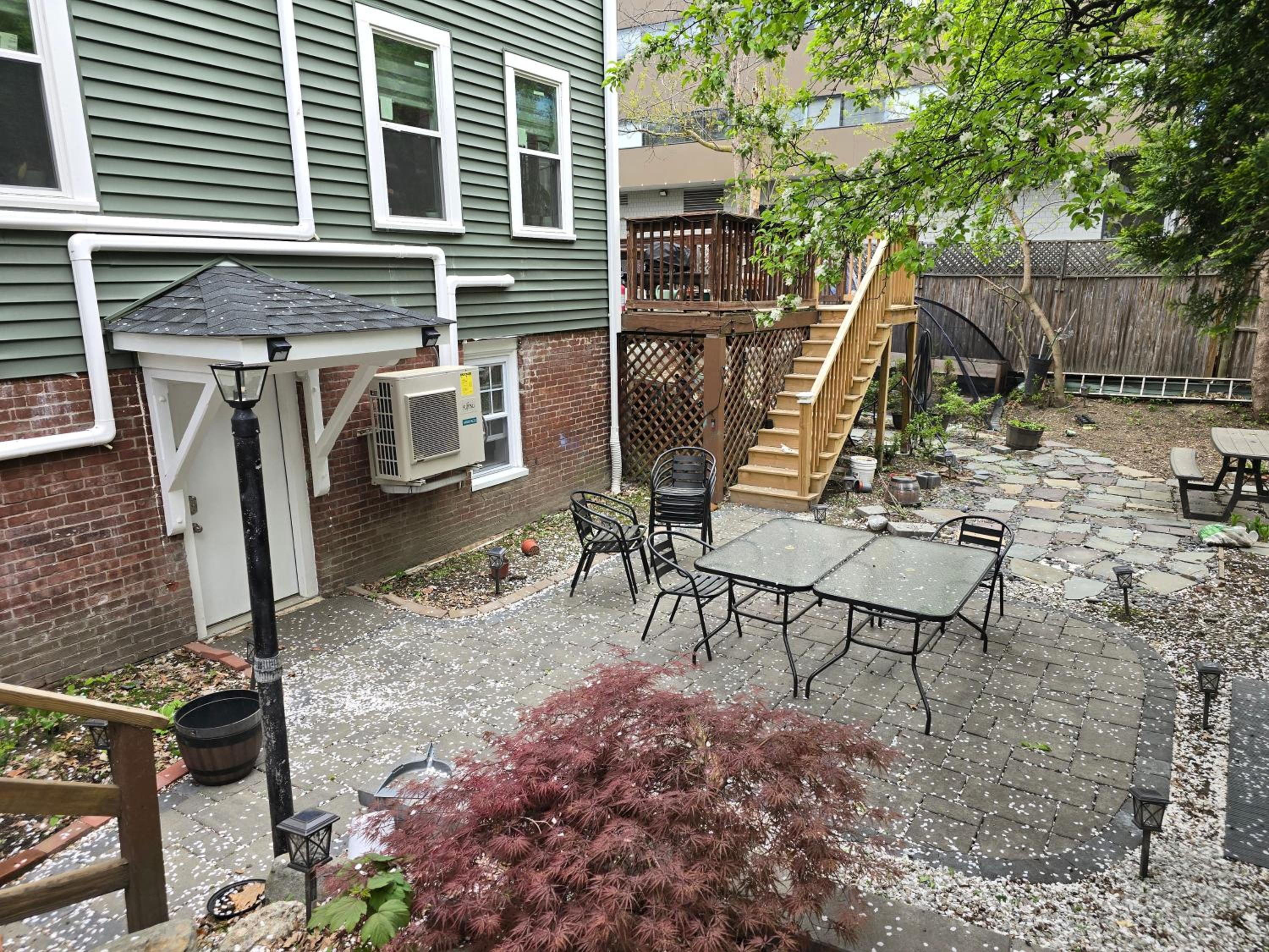 Harvard Sq 5min walk to main gate sleeps 6 free one car parking