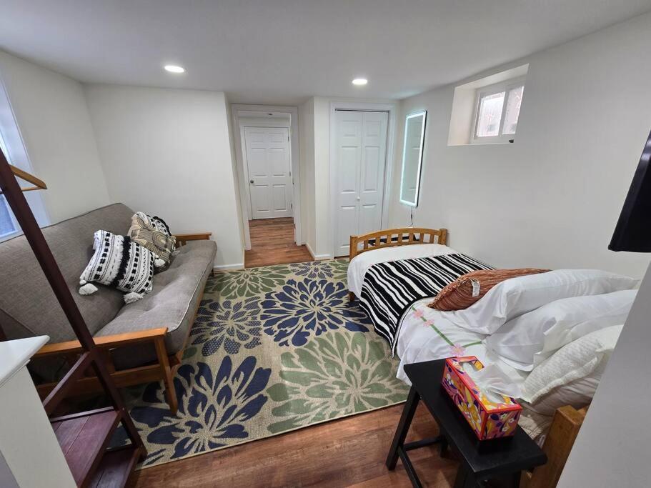 Harvard Sq 5min walk to main gate sleeps 6 free one car parking