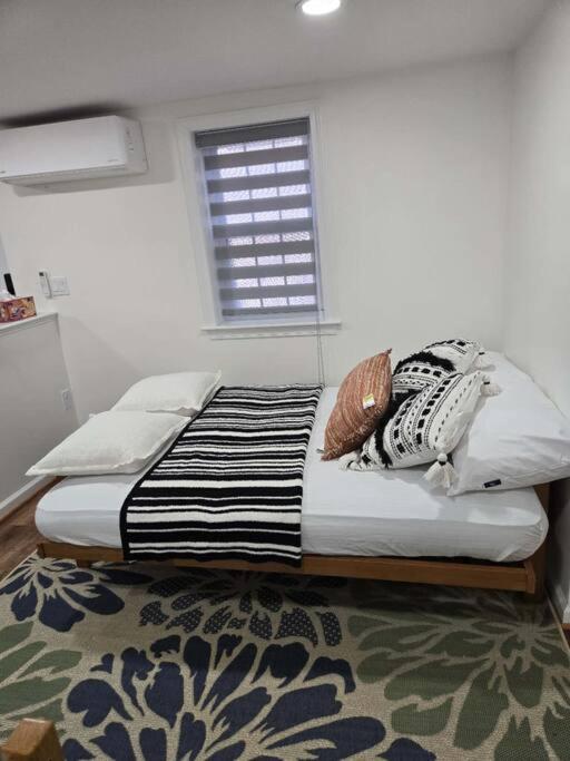Harvard Sq 5min walk to main gate sleeps 6 free one car parking