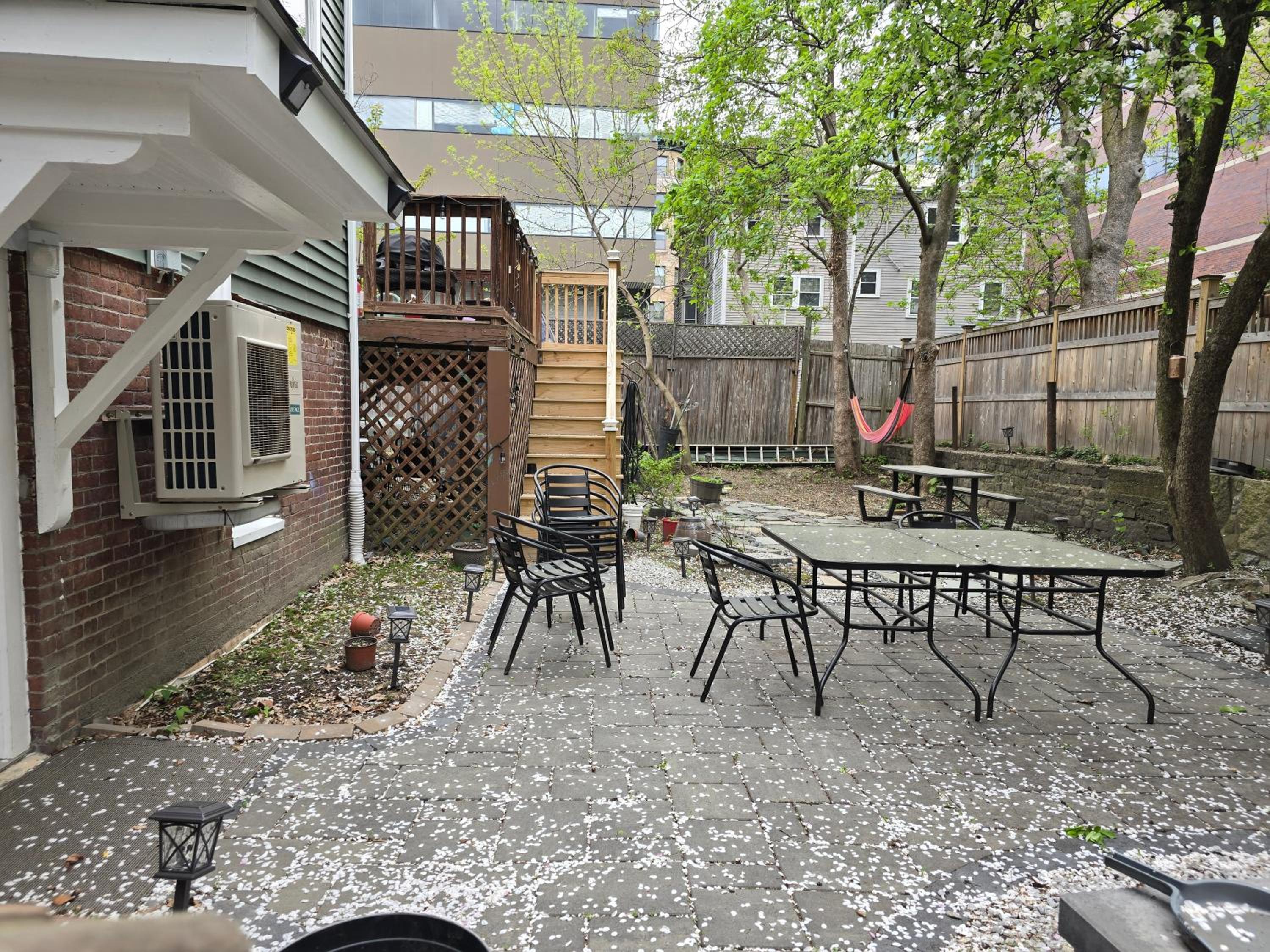 Harvard Sq 5min walk to main gate sleeps 6 free one car parking