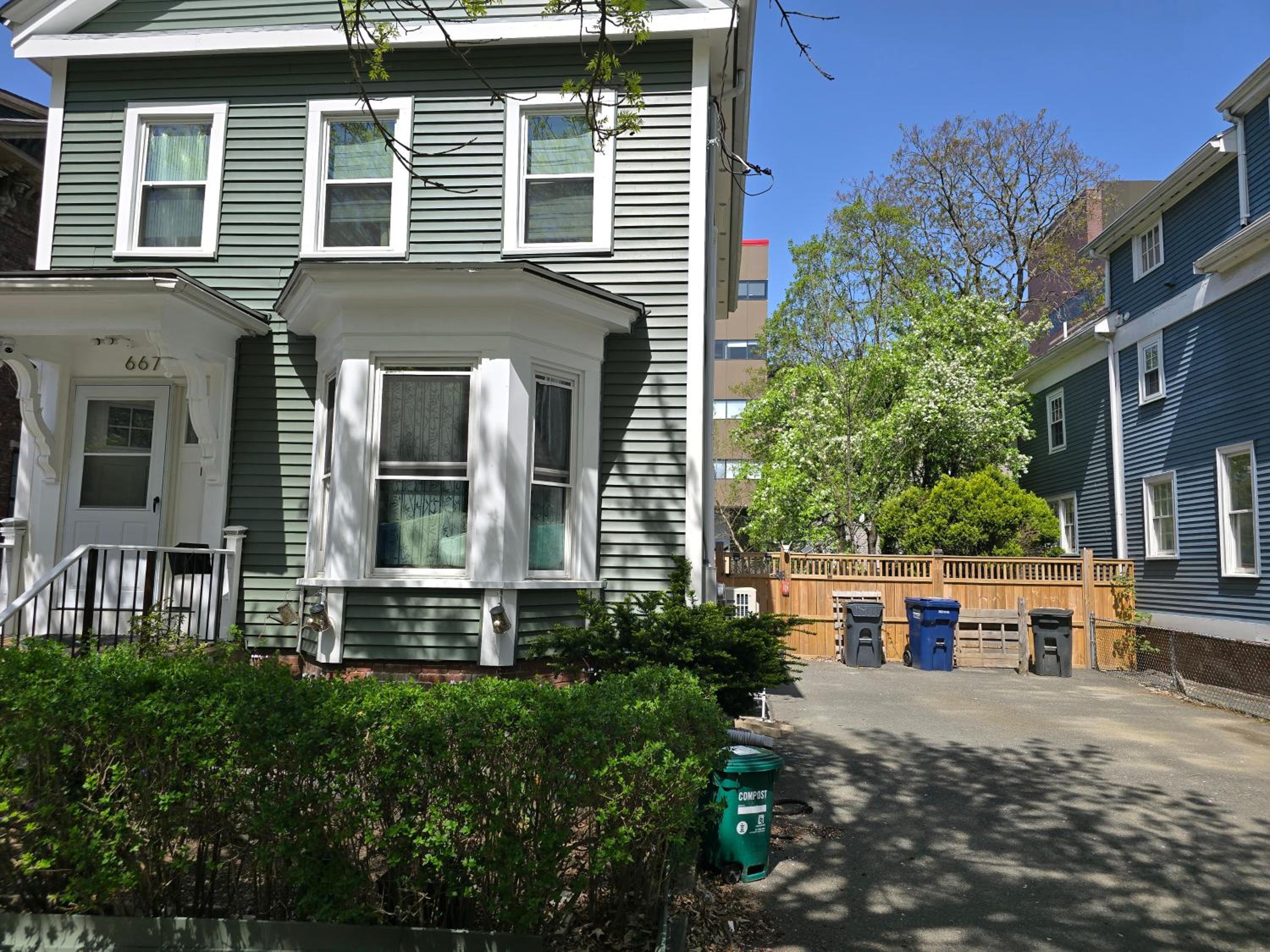 Harvard Sq 5min walk to main gate sleeps 6 free one car parking