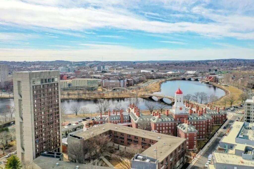 Harvard Sq 5min walk to main gate sleeps 6 free one car parking
