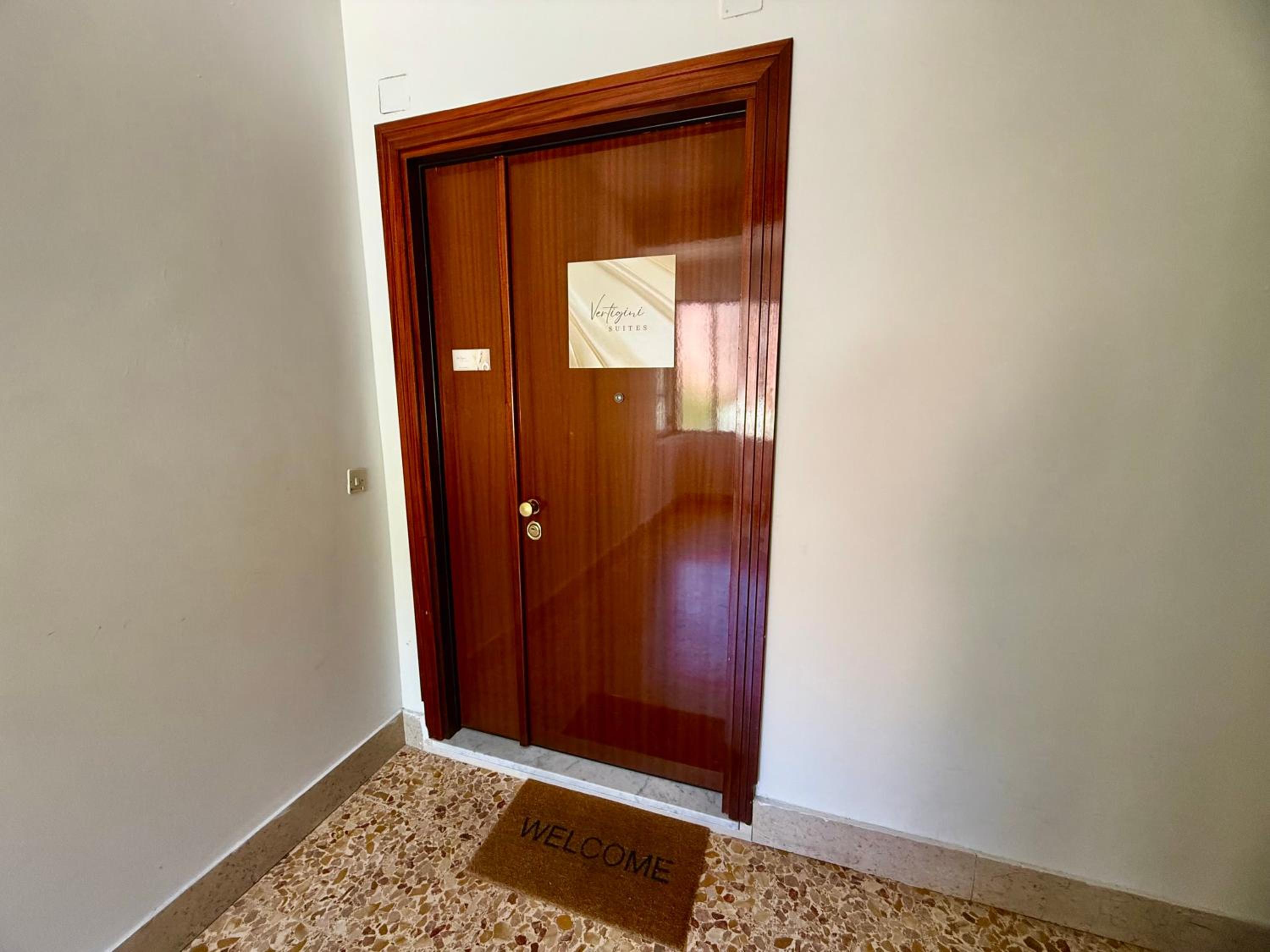 Vertigini Suites, Il Rifugio dell Amore per SOLE COPPIE , A 50m dalla Stazione e dalla Via dell Amore con Vista Mare e Intimità Appagante