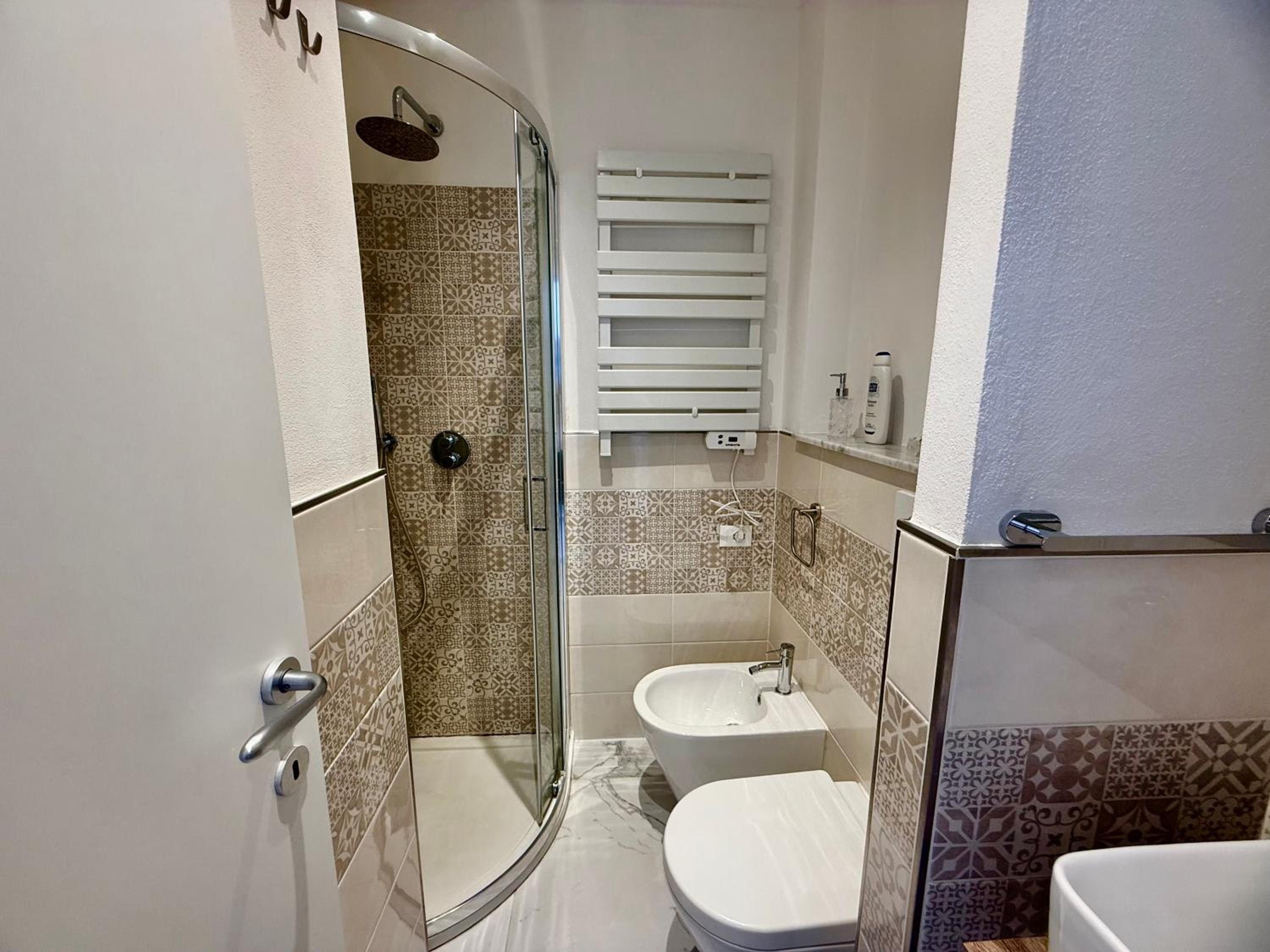 Vertigini Suites, Il Rifugio dell Amore per SOLE COPPIE , A 50m dalla Stazione e dalla Via dell Amore con Vista Mare e Intimità Appagante