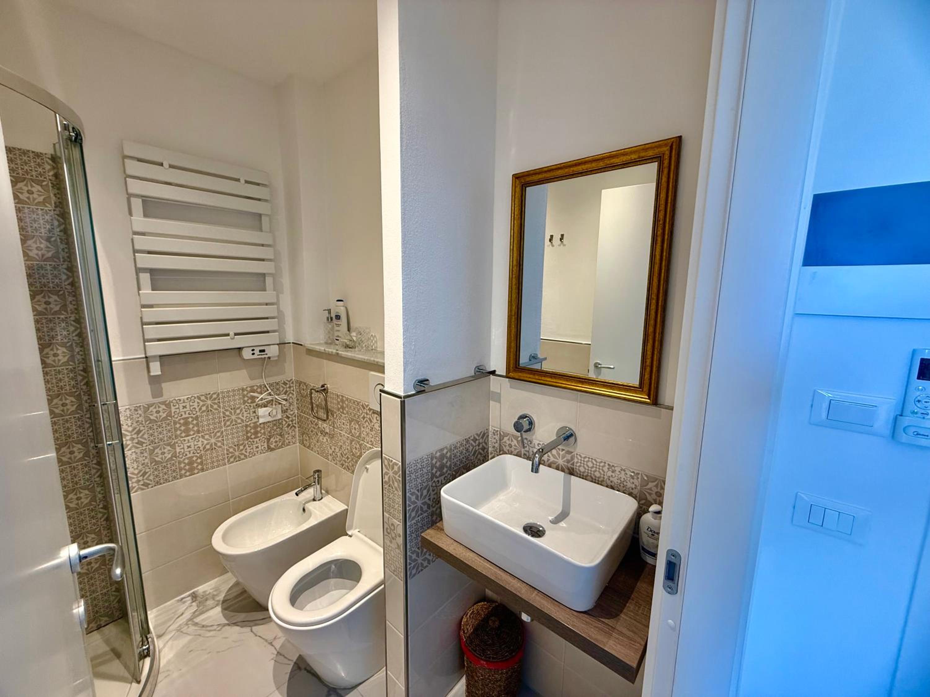 Vertigini Suites, Il Rifugio dell Amore per SOLE COPPIE , A 50m dalla Stazione e dalla Via dell Amore con Vista Mare e Intimità Appagante